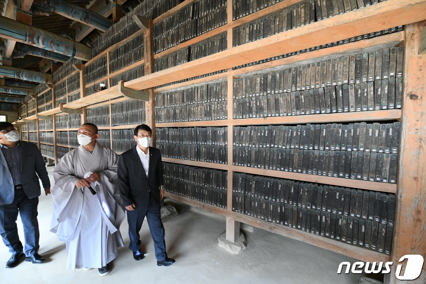 (서울=뉴스1) = 최응천 문화재청장(오른쪽 첫 번째)이 19일 경상남도 합천군  해인사를 찾아 사찰 관계자와 함께 팔만대장경을 보관하기 위해 지어진 건축물인 장경판전을 둘러보고 …