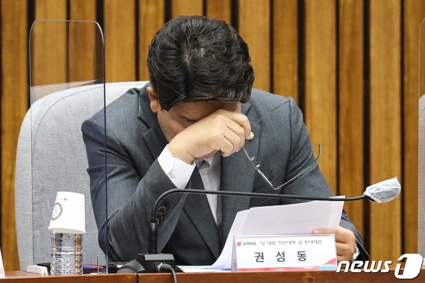 본문 이미지 - 권성동 국민의힘 당대표 직무대행 겸 원내대표가 19일 서울 여의도 국회에서 열린 국민의힘-제주도 예산정책협의회에서 생각에 잠겨 있다. (공동취재) 2022.7.19/뉴스1 ⓒ News1 유승관 기자