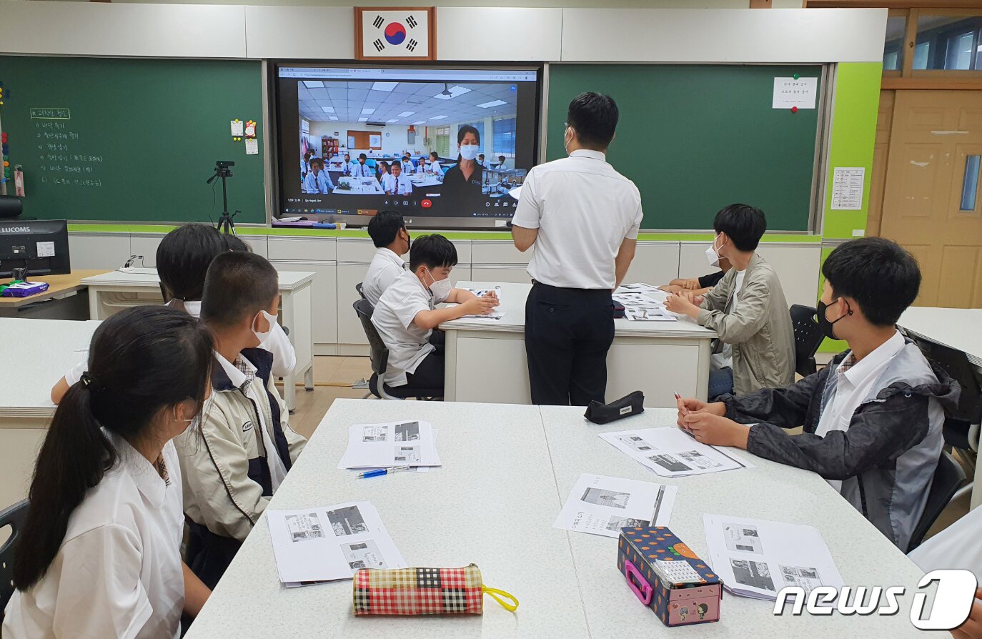 본문 이미지 - 전남 신안신의중 1학년 학생들이 19일 말레이시아 세콜라 술탄 알람 샤(Sekolah Sultan Alam Shah) 1학년 한국어반 학생들과 온라인 실시간 국제교류 수업을 진행하고 있다.(신의중 제공)2022.7.19/뉴스1 ⓒ News1