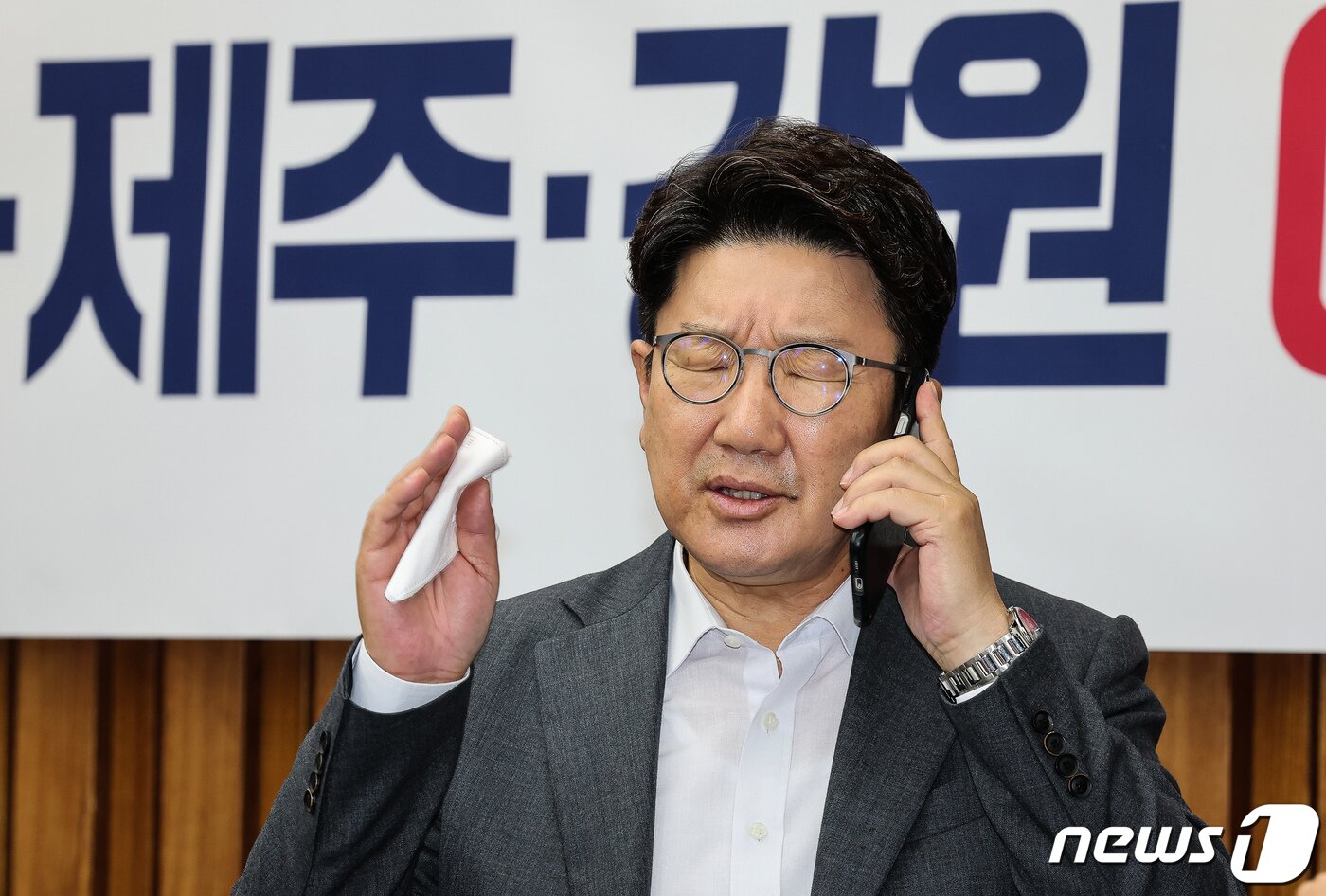 본문 이미지 - 권성동 국민의힘 당대표 직무대행 겸 원내대표가 19일 서울 여의도 국회에서 열린 국민의힘-강원도 예산정책협의회에 앞서 어디론가 전화 통화를 하고 있다. (공동취재) 2022.7.19/뉴스1 ⓒ News1 유승관 기자