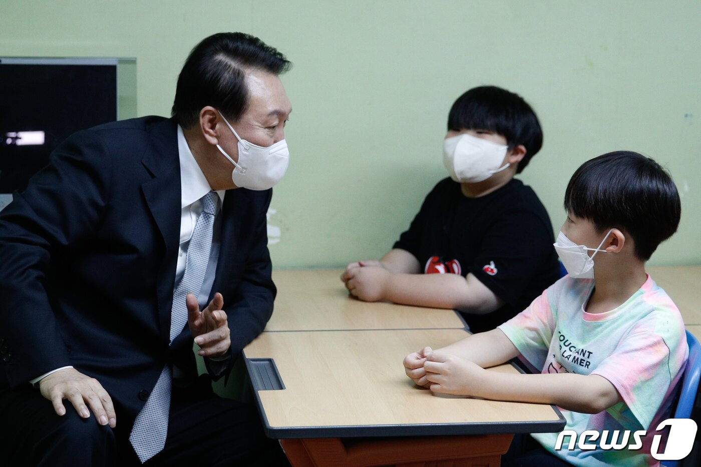 본문 이미지 - 윤석열 대통령이 19일 오후 서울 종로구 참신나는학교 지역아동센터를 찾아 씨앗반(초등학교 1~2학년) 어린이들의 질문에 답하고 있다. 대통령실사진기자단 2022.7.19/뉴스1 ⓒ News1 안은나 기자