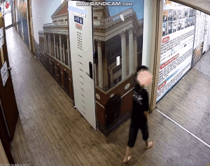 본문 이미지 - 실내에서 소변을 보고 도망간 소년. (보배드림 갈무리) ⓒ 뉴스1