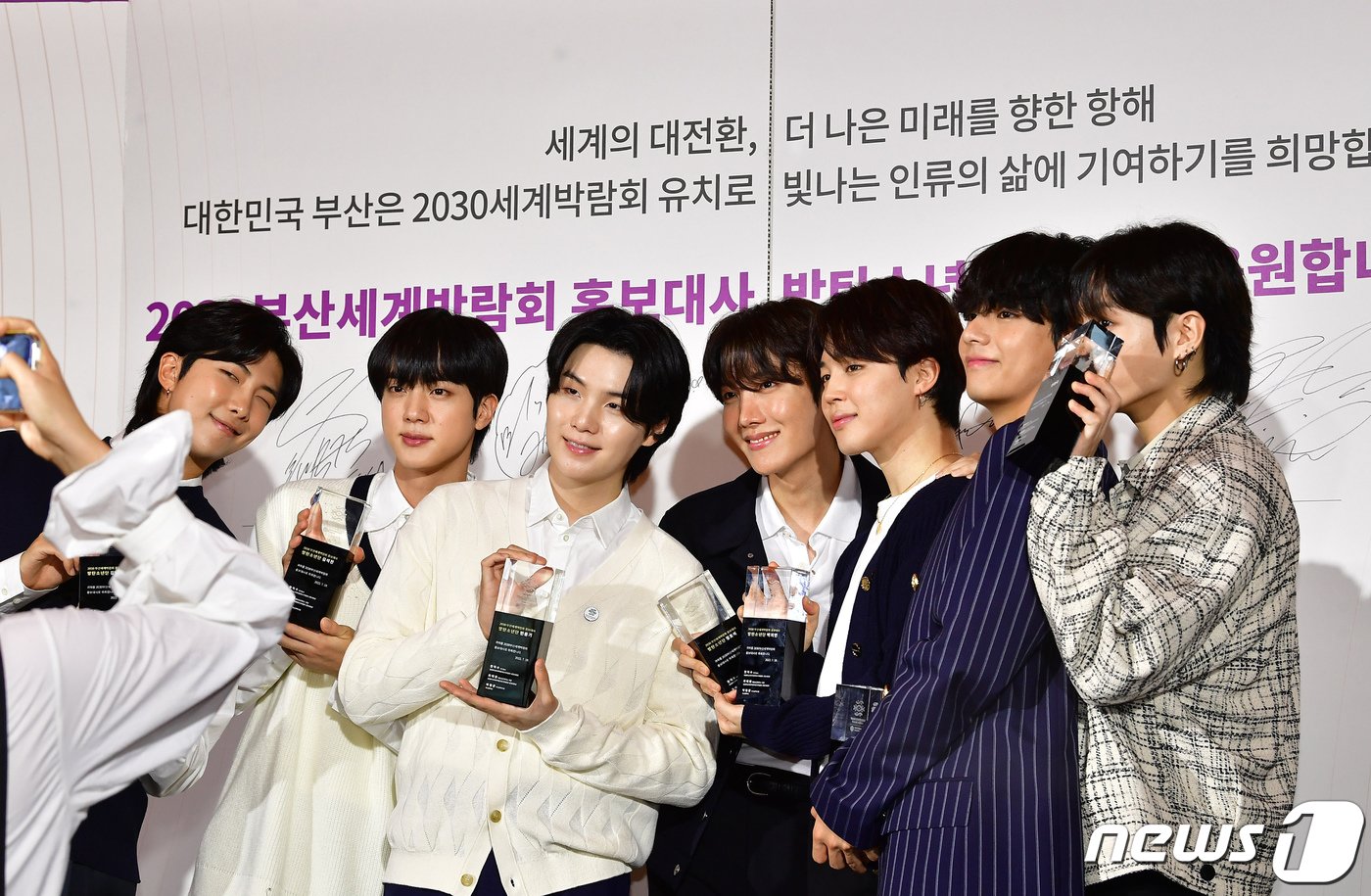 본문 이미지 - 서울 용산구 하이브엔터테인먼트에서 열린 방탄소년단 2030 부산세계박람회 홍보대사 위촉식을 마친 방탄소년단이 기념포즈를 취하고 있다. (공동취재) 2022.7.19/뉴스1 ⓒ News1 김명섭 기자