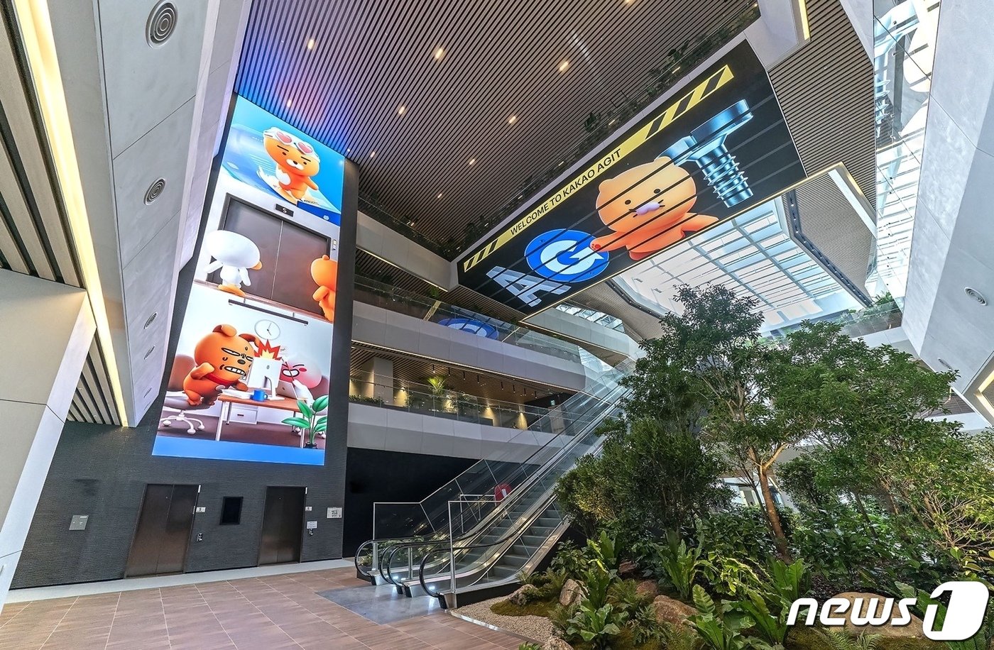 본문 이미지 - 카카오 판교 아지트 로비 전경. (사진제공=카카오)ⓒ 뉴스1