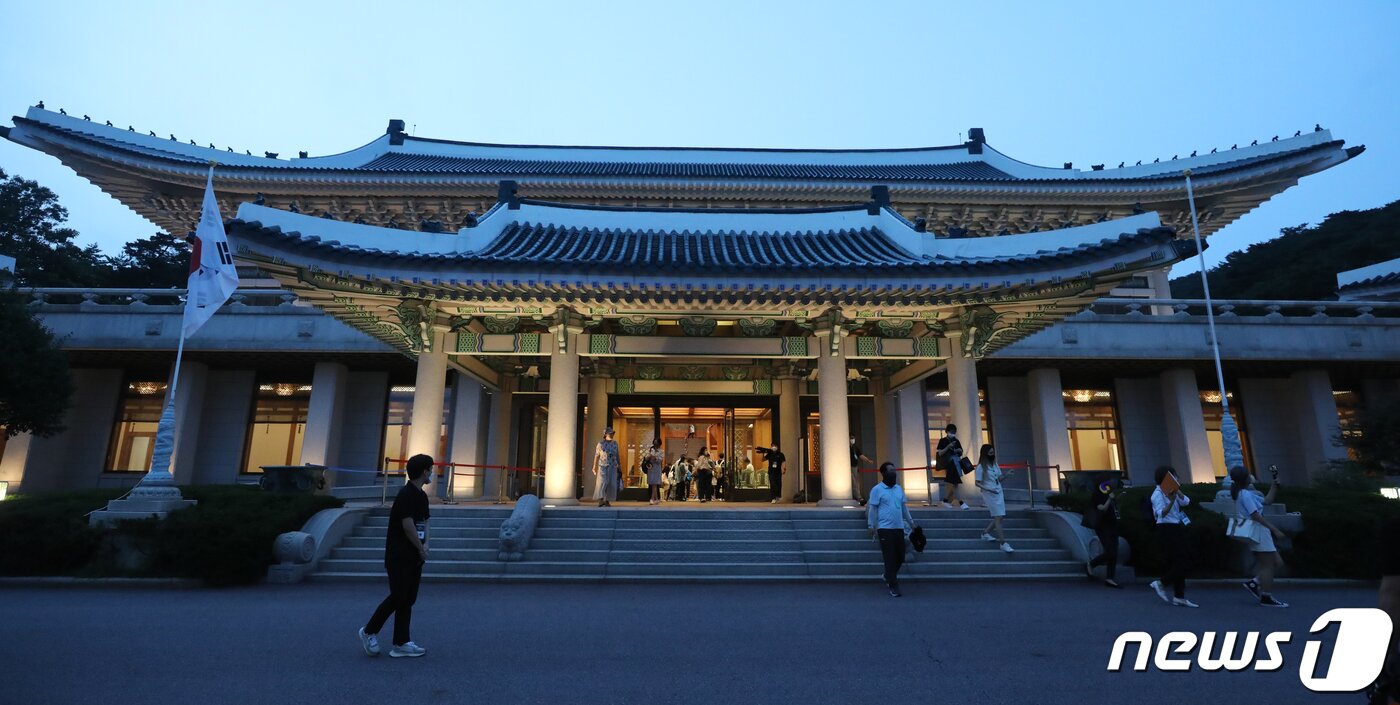 본문 이미지 - 19일 밤 서울 종로구 청와대에서 열린 &#39;청와대, 한여름 밤의 산책&#39; 언론공개 행사에서 참석자들이 본관을 살펴보고 있다.  2022.7.19/뉴스1 ⓒ News1 송원영 기자