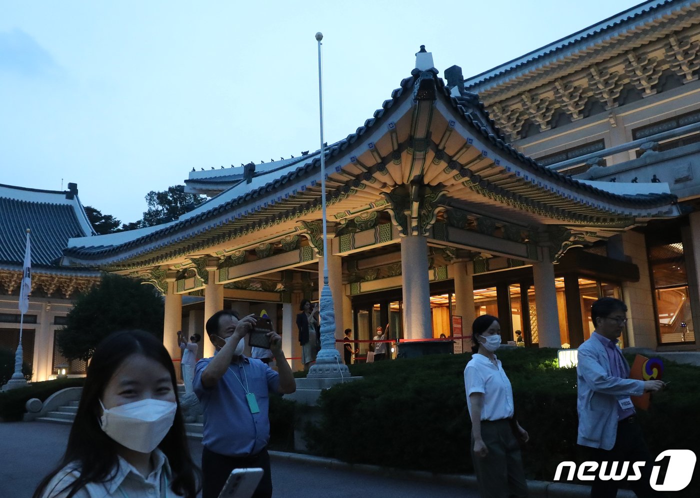 본문 이미지 - 19일 밤 서울 종로구 청와대에서 열린 '청와대, 한여름 밤의 산책' 언론공개 행사에서 참석자들이 본관을 살펴보고 있다.  2022.7.19/뉴스1 ⓒ News1 송원영 기자