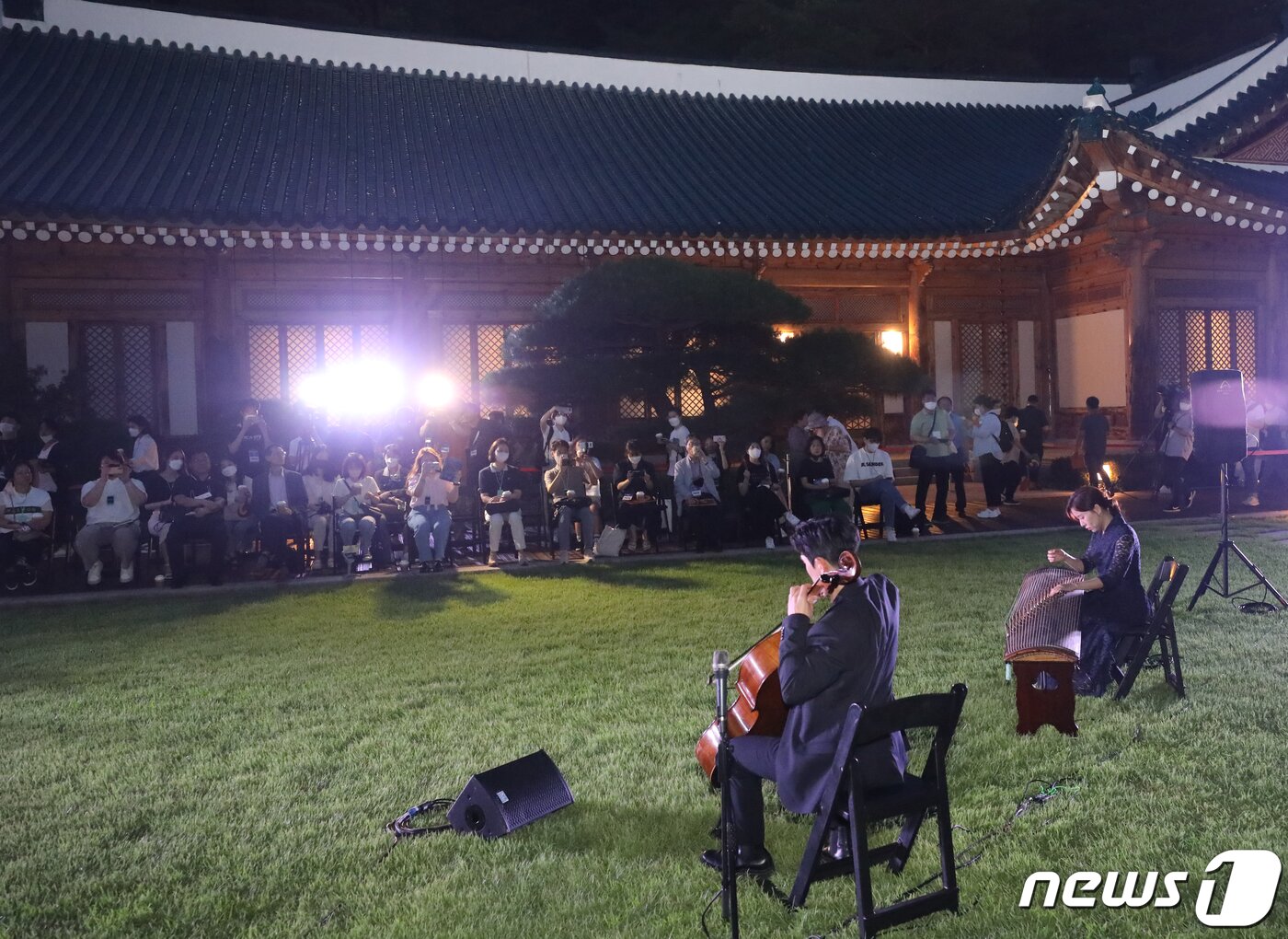 본문 이미지 - 19일 밤 서울 종로구 청와대에서 열린 '청와대, 한여름 밤의 산책' 언론공개 행사에서 참석자들이 첼로 가야금 퓨전공연을 관람하고 있다. 2022.7.19/뉴스1 ⓒ News1 송원영 기자