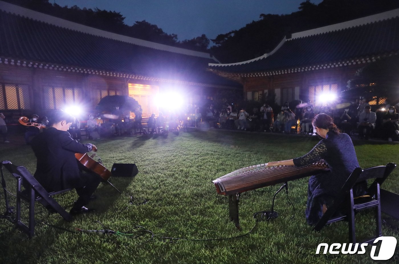 본문 이미지 - 19일 밤 서울 종로구 청와대에서 열린 '청와대, 한여름 밤의 산책' 언론공개 행사에서 참석자들이 첼로 가야금 퓨전공연을 관람하고 있다. 2022.7.19/뉴스1 ⓒ News1 송원영 기자