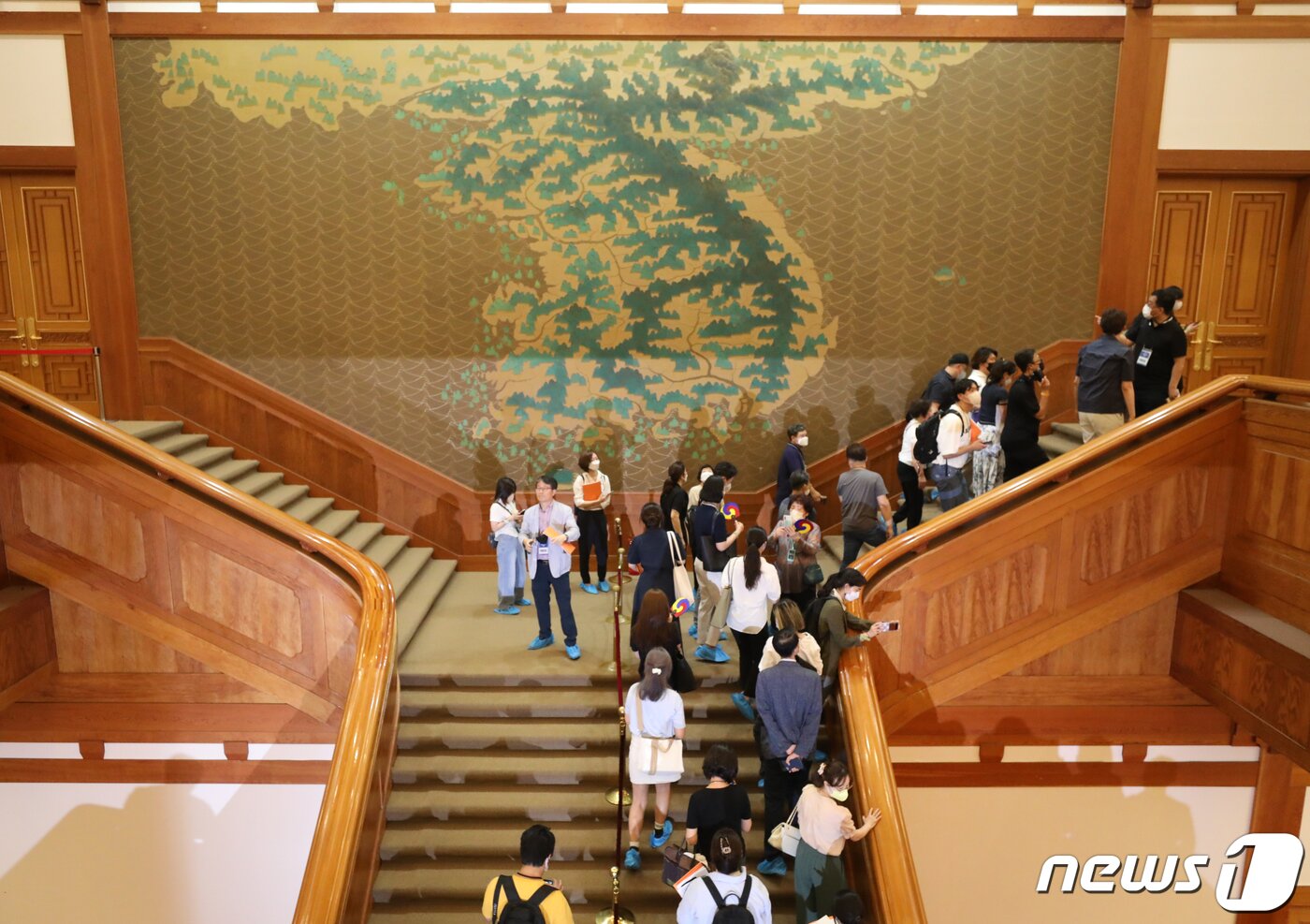 본문 이미지 - 19일 밤 서울 종로구 청와대에서 열린 &#39;청와대, 한여름 밤의 산책&#39; 언론공개 행사에서 참석자들이 본관을 관람하고 있다.  2022.7.19/뉴스1 ⓒ News1 송원영 기자