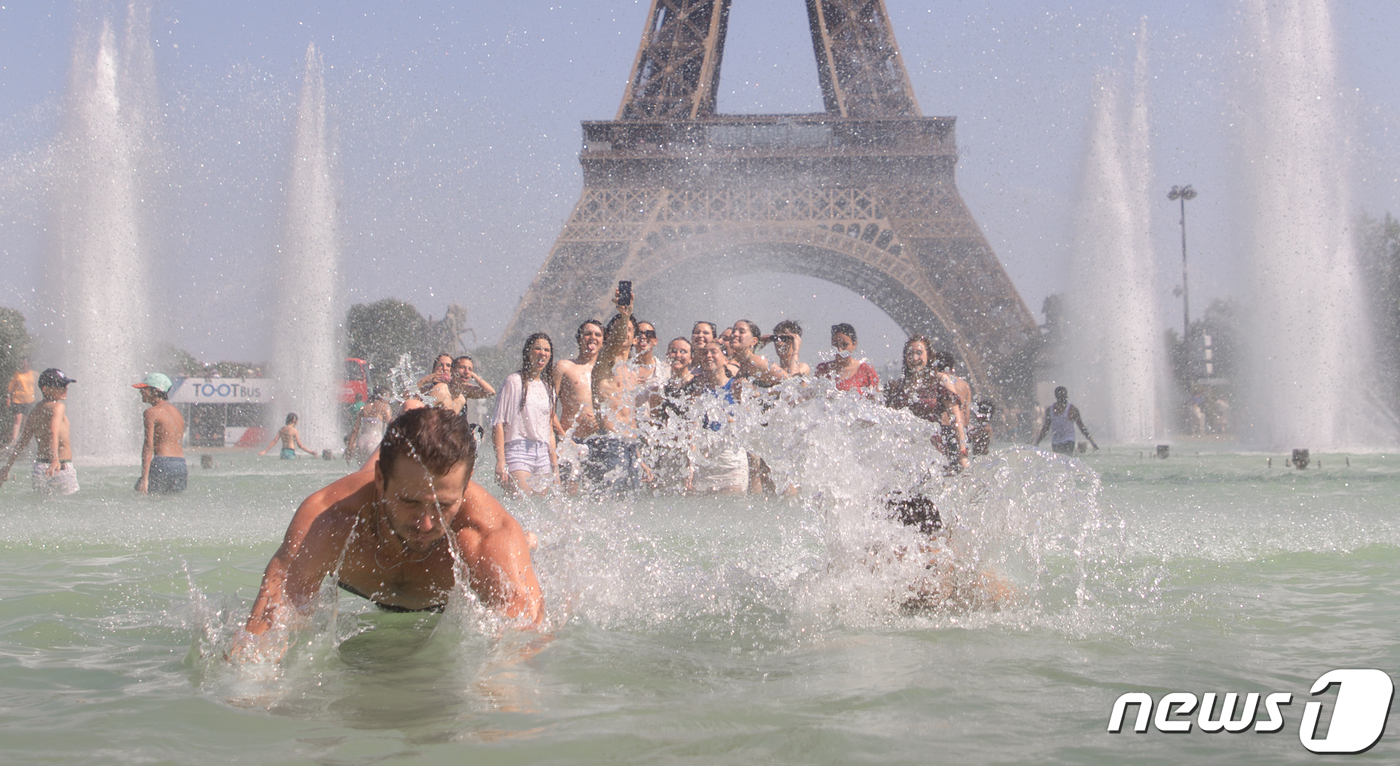 (파리=뉴스1) 이준성 프리랜서기자 = 유럽 대륙에 섭씨 40도를 웃도는 기록적인 폭염이 이어지는 가운데 19일(현지시간) 프랑스 파리에서 시민들과 관광객들이 에펠탑 샤요궁 앞 분 …