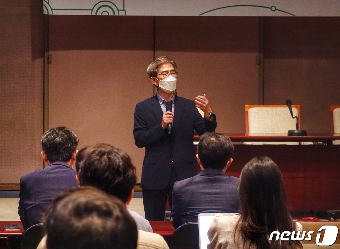 (서울=뉴스1) 황덕현 기자 = 홍종호 서울대학교 환경대학원 교수가 20일 오전 서울 한국프레스센터 국제회의장에서 열린 '에너지 대전환과 일자리 토론회'에서 탄소중립 달성 경로와 …