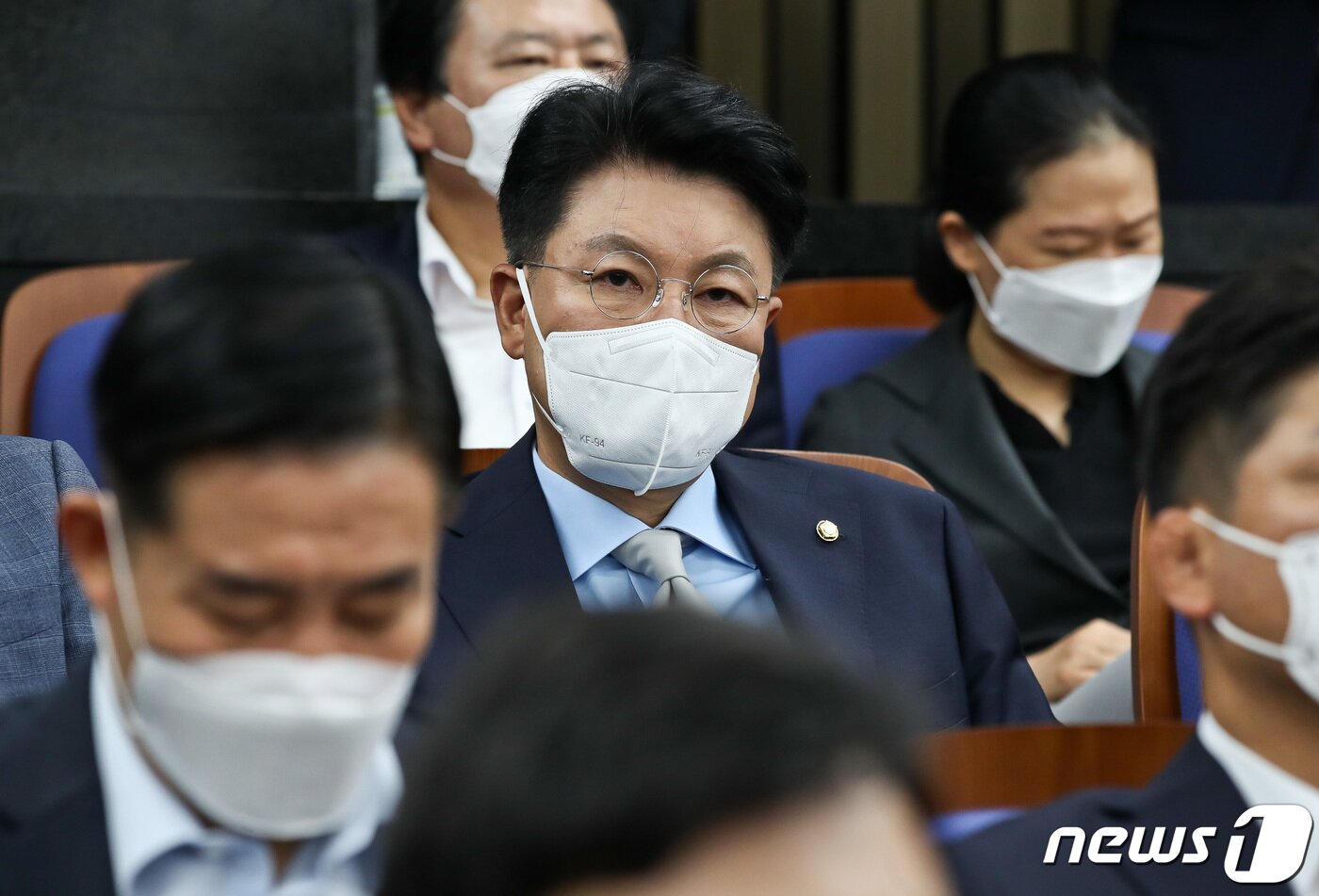 본문 이미지 - 장제원 국민의힘 의원이 20일 서울 여의도 국회에서 열린 의원총회에 참석해 권성동 당대표 직무대행 겸 원내대표의 발언을 듣고 있다. (공동취재) 2022.7.20/뉴스1 ⓒ News1 유승관 기자