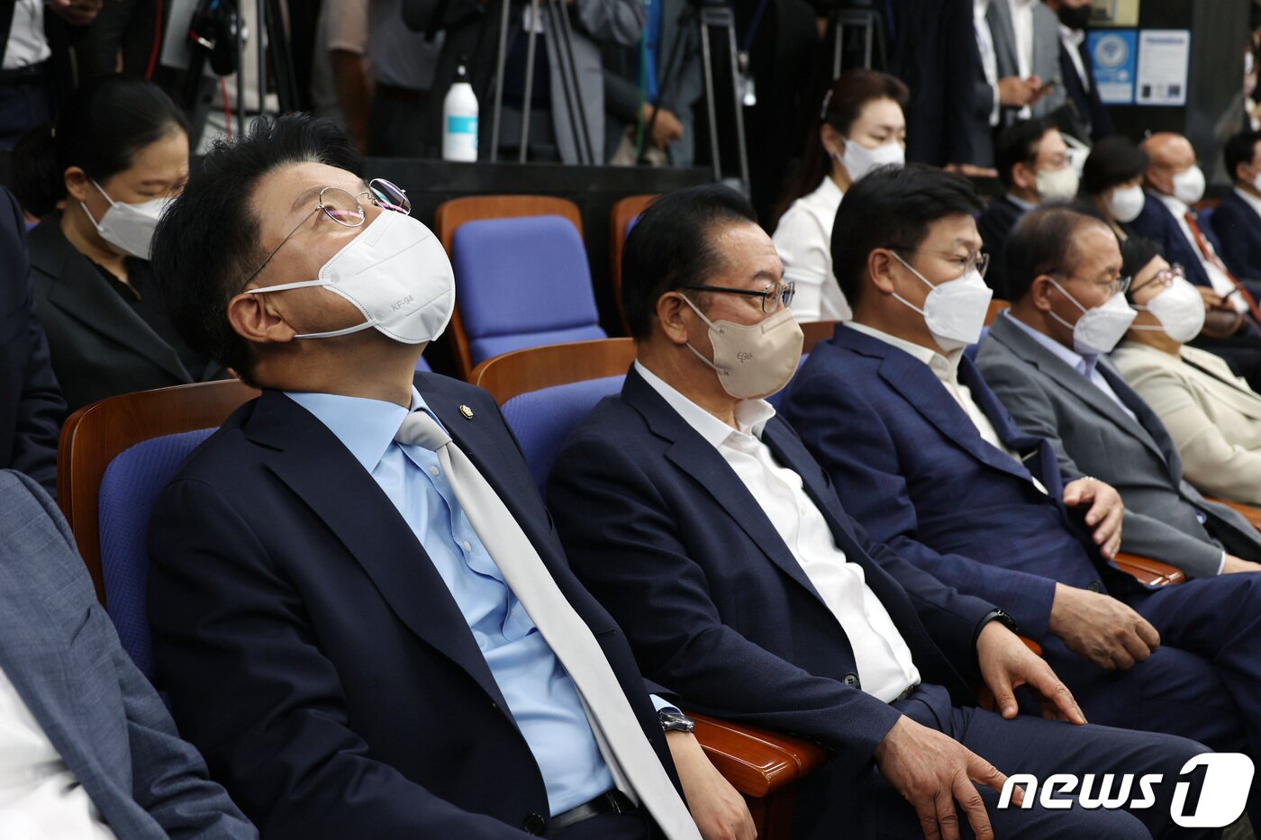 본문 이미지 - 장제원 국민의힘 의원이 20일 서울 여의도 국회에서 열린 의원총회에 참석해 권성동 당대표 직무대행 겸 원내대표의 발언을 듣고 있다. (공동취재) 2022.7.20/뉴스1 ⓒ News1 유승관 기자