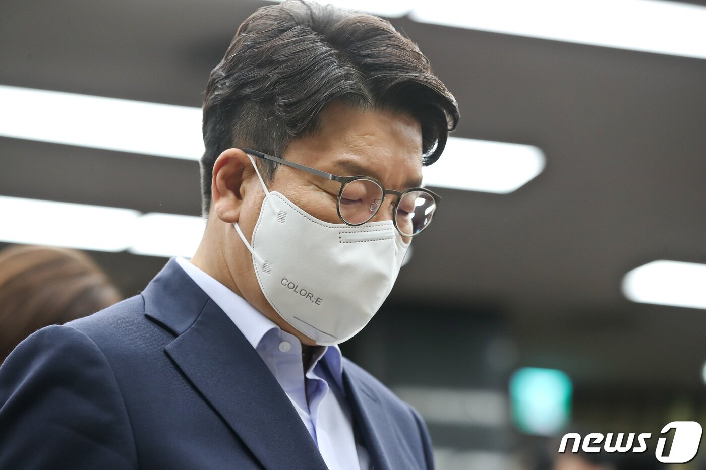 본문 이미지 - 권성동 국민의힘 당대표 직무대행 겸 원내대표가 20일 서울 여의도 국회에서 열린 의원총회에서 묵념을 하고 있다. (공동취재) 2022.7.20/뉴스1 ⓒ News1 유승관 기자