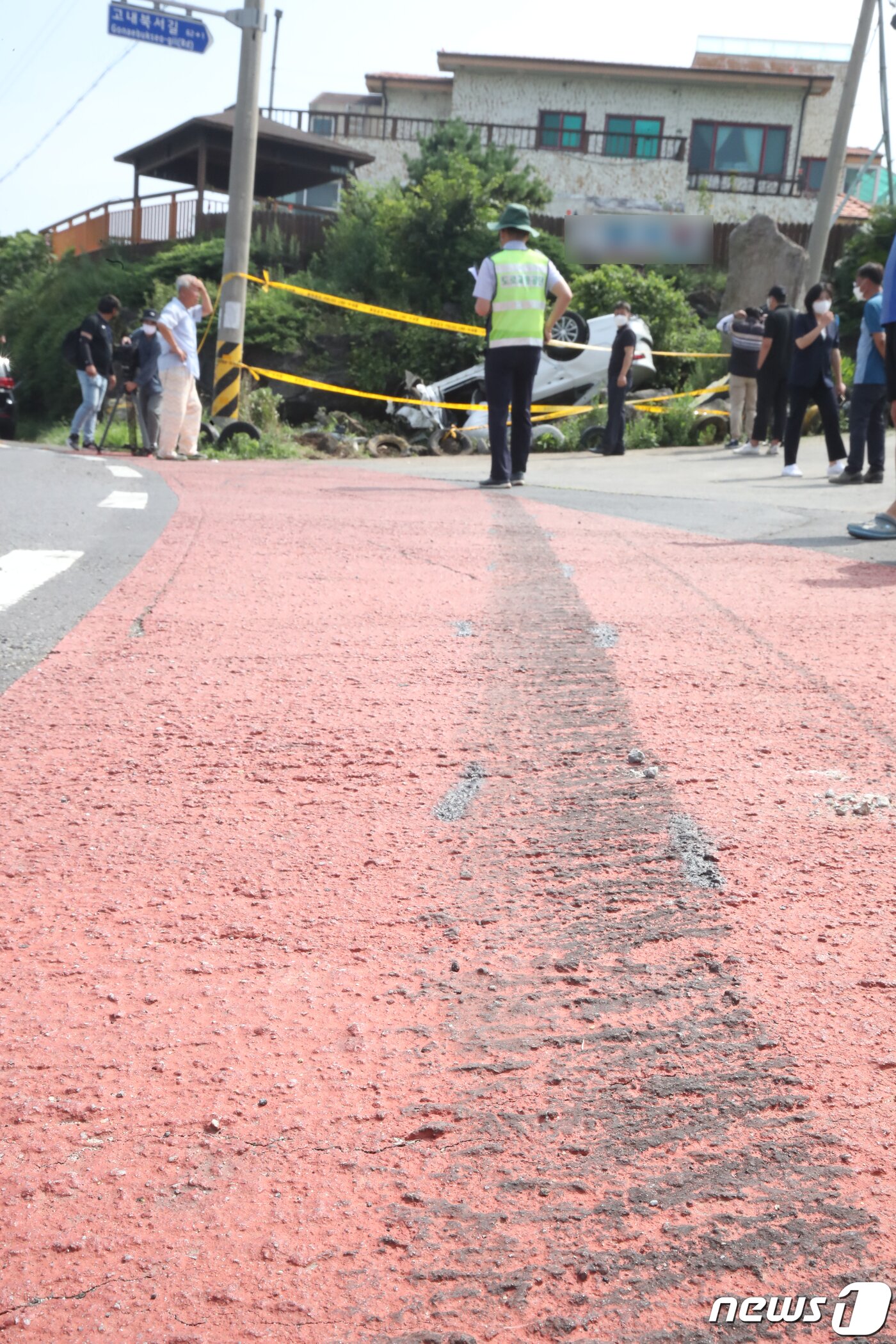 본문 이미지 - 제주시 애월읍 사고 현장에 남아있는 바퀴자국. 2022.7.20/뉴스1ⓒ News1