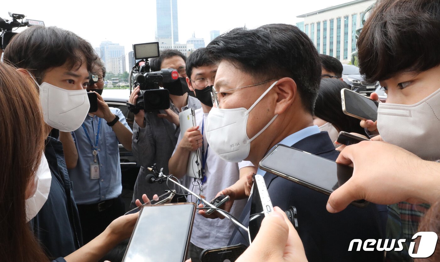 본문 이미지 - 장제원 국민의힘 의원이 20일 오전 서울 여의도 국회 본청 앞에서 대통령실의 사적 채용 논란과 관련해 취재진들의 질문에 답변하고 있다. (공동취재) 2022.7.20/뉴스1 ⓒ News1 이재명 기자