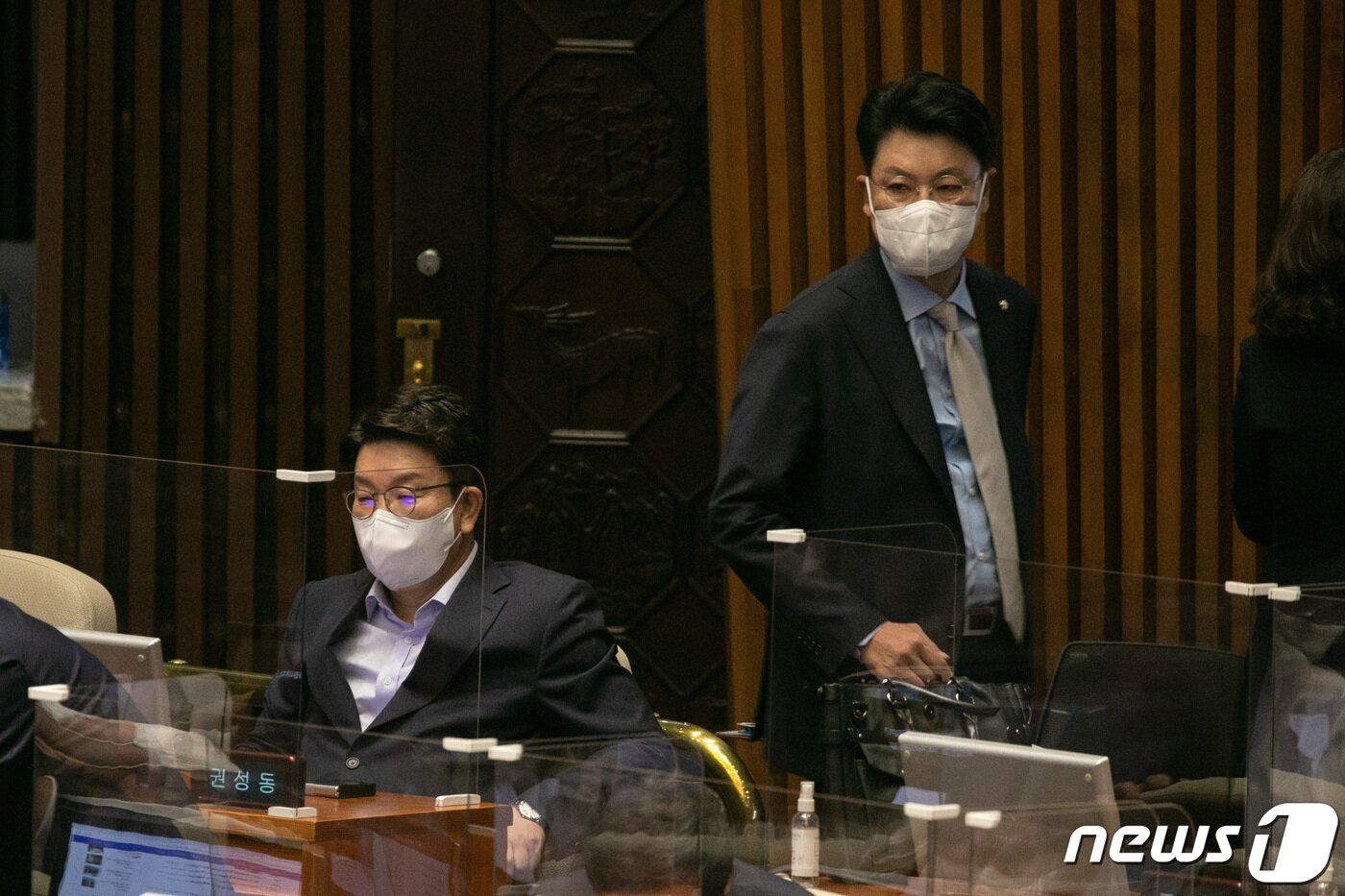 본문 이미지 - 20일 오전 국회에서 열린 제398회 국회(임시회) 제2차 본회의에 참석해 자리한 권성동 국민의힘 당대표 직무대행 겸 원내대표 뒤로 장제원 의원이 지나가고 있다. (공동취재) 2022.7.20/뉴스1 ⓒ News1 유승관 기자