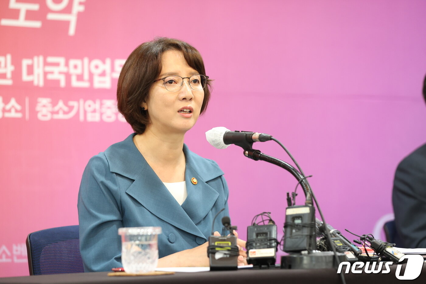 본문 이미지 - 이영 중소벤처기업부 장관이 20일 서울 여의도 중소기업중앙회에서 열린 기자간담회에서 모두 발언을 하고 있다. (중소벤처기업부 제공) 2022.7.20/뉴스1
