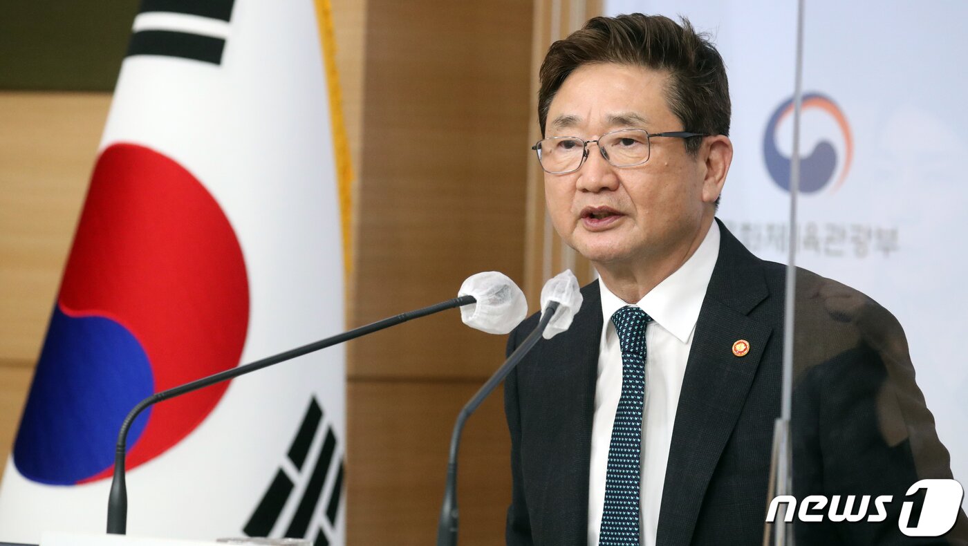 본문 이미지 - 박보균 문화체육관광부 장관이 20일 서울 종로구 서울정부청사 별관에서 새 정부 업무보고를 하루 앞두고 사전 브리핑을 하고 있다. 2022.7.20/뉴스1 ⓒ News1 김명섭 기자