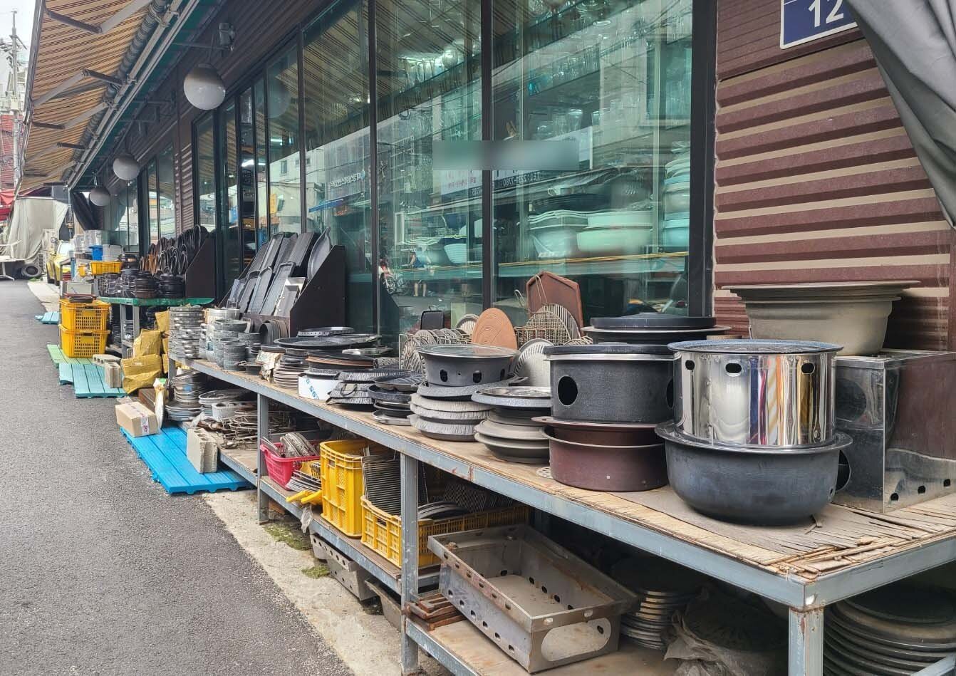 본문 이미지 - 20일 서울 황학동 주방거리는 한산했다. 점포 앞 각종 중고품엔 먼지가 쌓여 있었다.ⓒ 뉴스1 김민석 기자