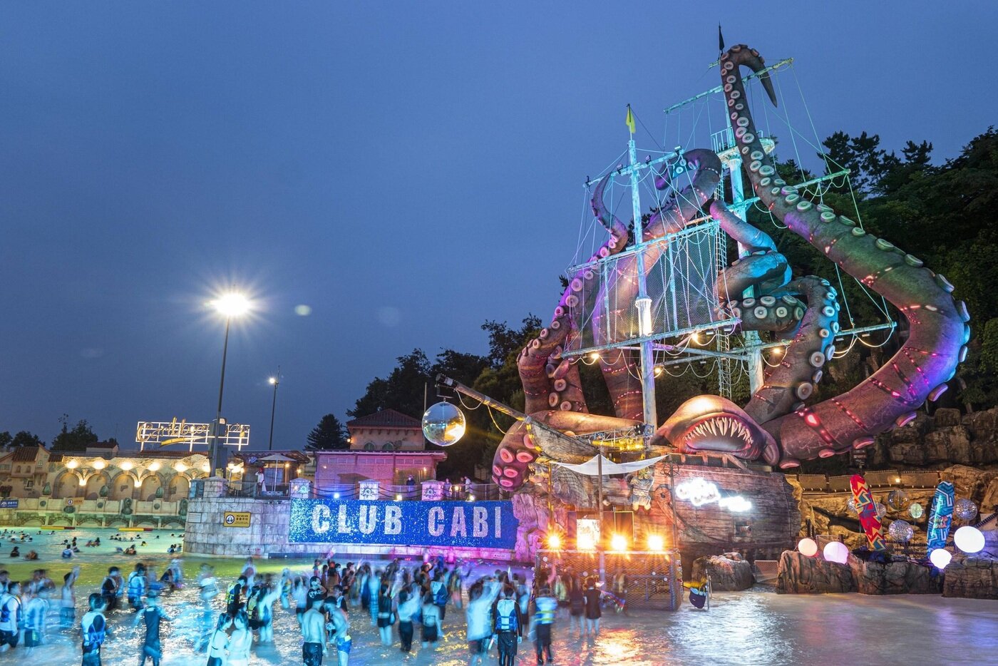 본문 이미지 - 크라켄 DJ 풀파티가 펼쳐지는 야외 파도풀(에버랜드 제공)ⓒ 뉴스1