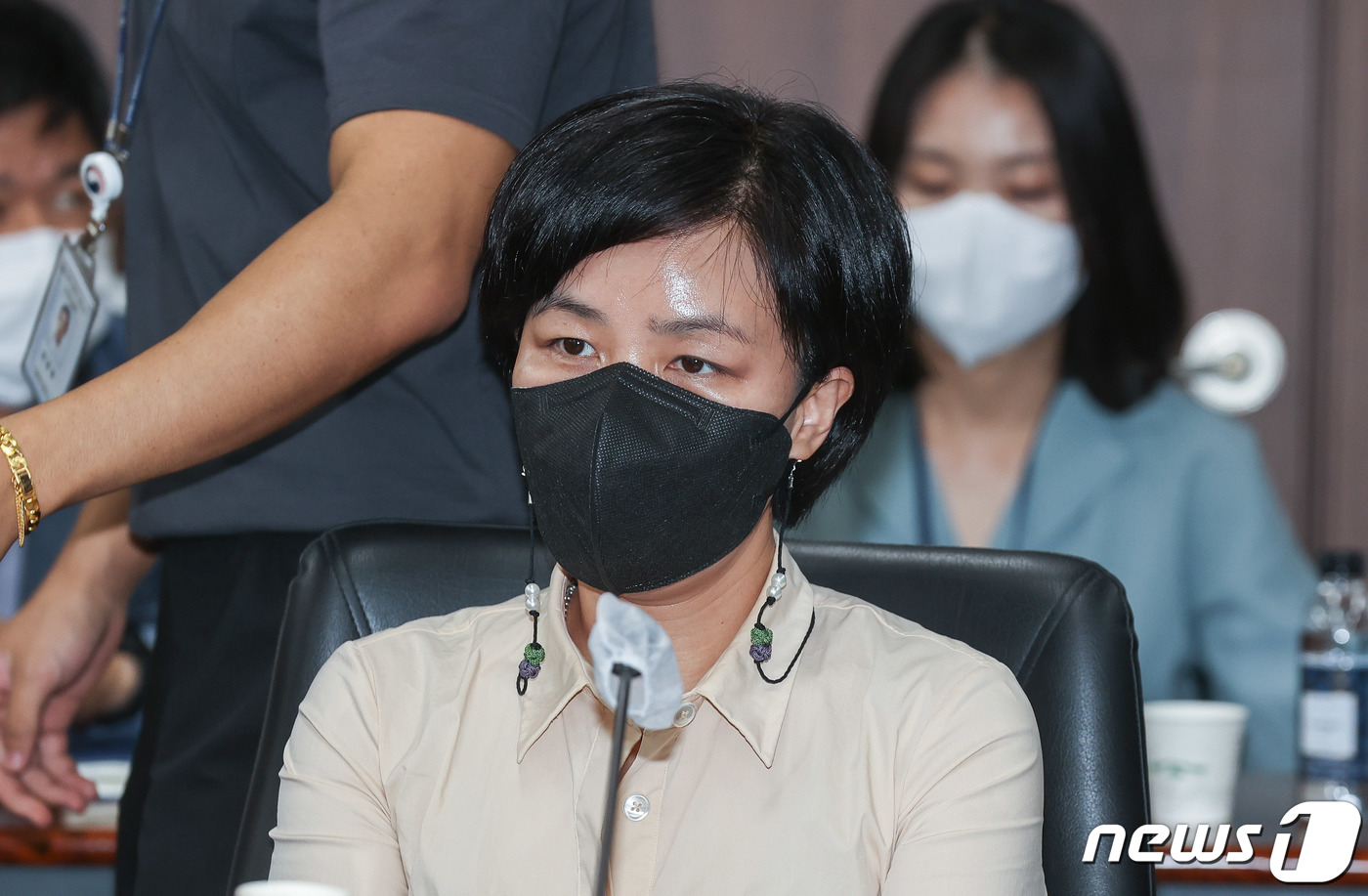 (서울=뉴스1) 국회사진취재단 = 정소운 통일부 인도협력국장이 20일 오후 서울 종로구 정부서울청사 통일부에서 열린 탈북 어민 북송 영상 공개 관련 간담회에서 김병주 더불어민주당 …