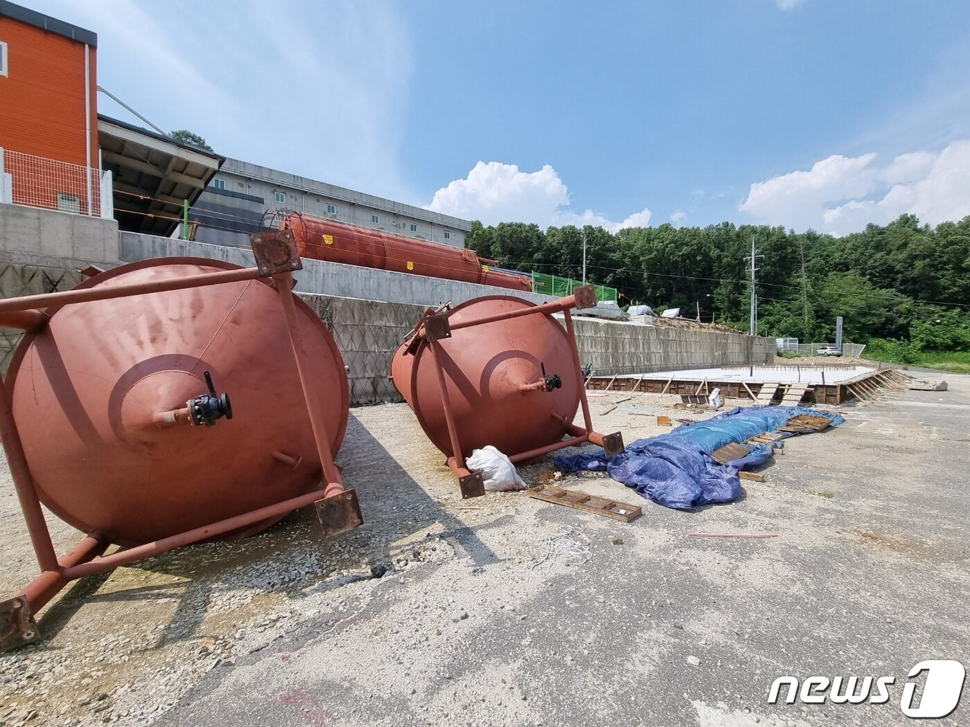 본문 이미지 - 20일 경기 남양주시 오남읍 양지리에 들어서는 폐기물 재활용업체 건설 현장. 부지 위에 탱크로리가 놓여 있다. ⓒ 뉴스1 양희문 기자