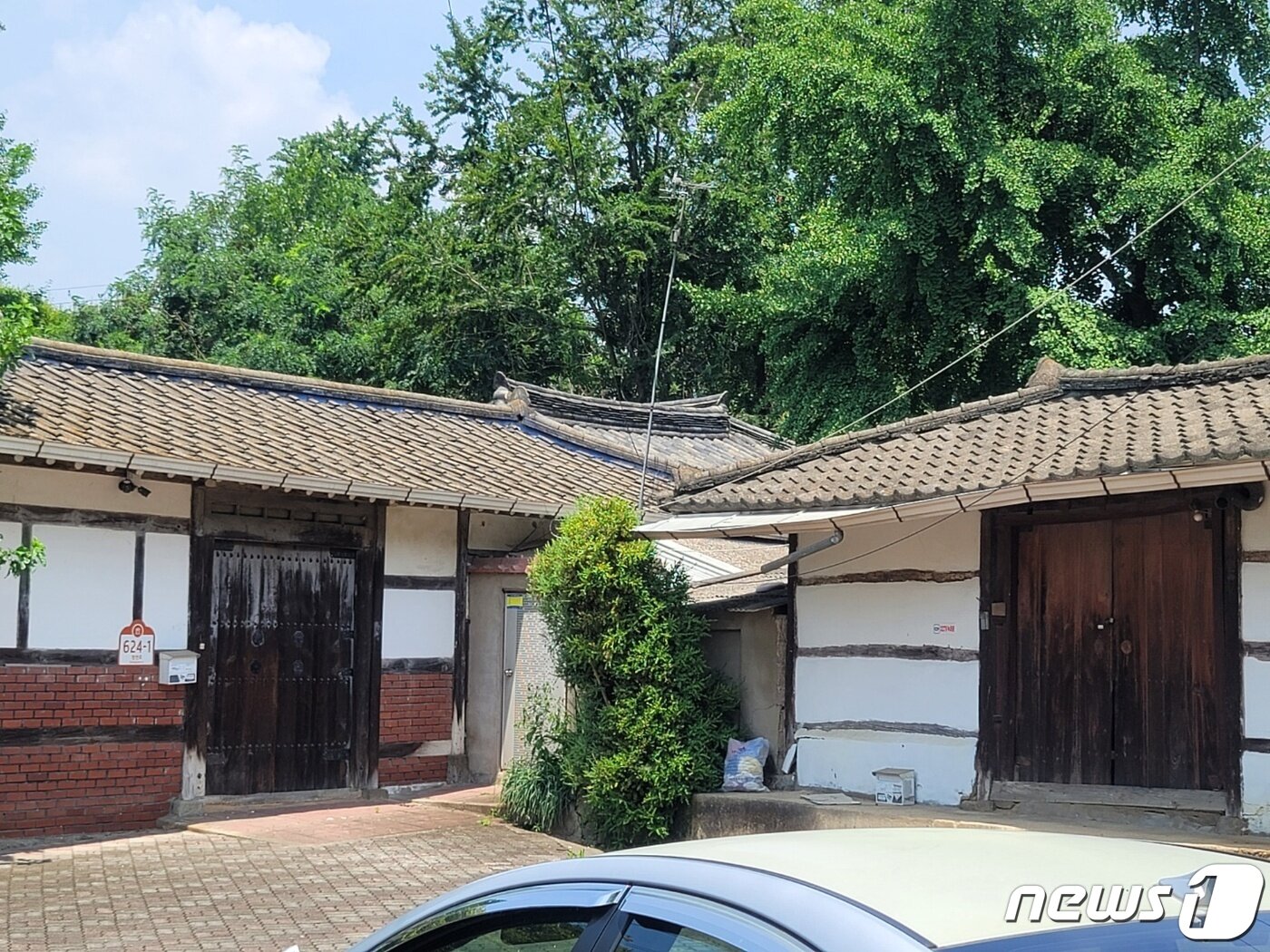 본문 이미지 - 세종시 연동면 송용리에 자리한 장욱진 화백 생가. 기념관 건립 사업이 난항을 겪으면서 생가 대문이 굳게 닫혀 있다. ⓒ 뉴스1 장동열 기자