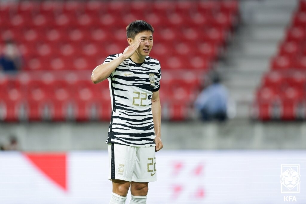 본문 이미지 - 한국 축구대표팀의 권창훈이 중국전에서 골을 넣은 뒤 경례 세리머니를 하고 있다 (대한축구협회 제공) ⓒ 뉴스1
