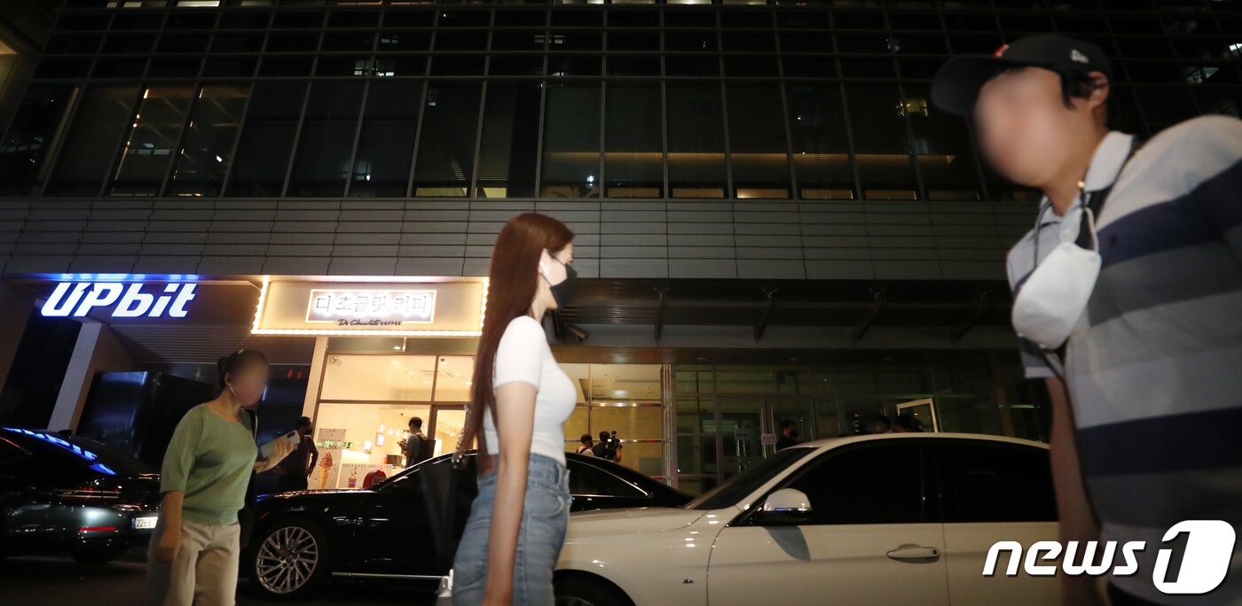 본문 이미지 - 한국산 가상자산 루나 폭락 사태를 수사하는 검찰이 20일 국내 가상자산 거래소들에 대한 압수수색에 돌입했다. 사진은 이날 밤 서울 강남구 역삼동 업비트의 모습. 2022.7.20/뉴스1 ⓒ News1 김진환 기자