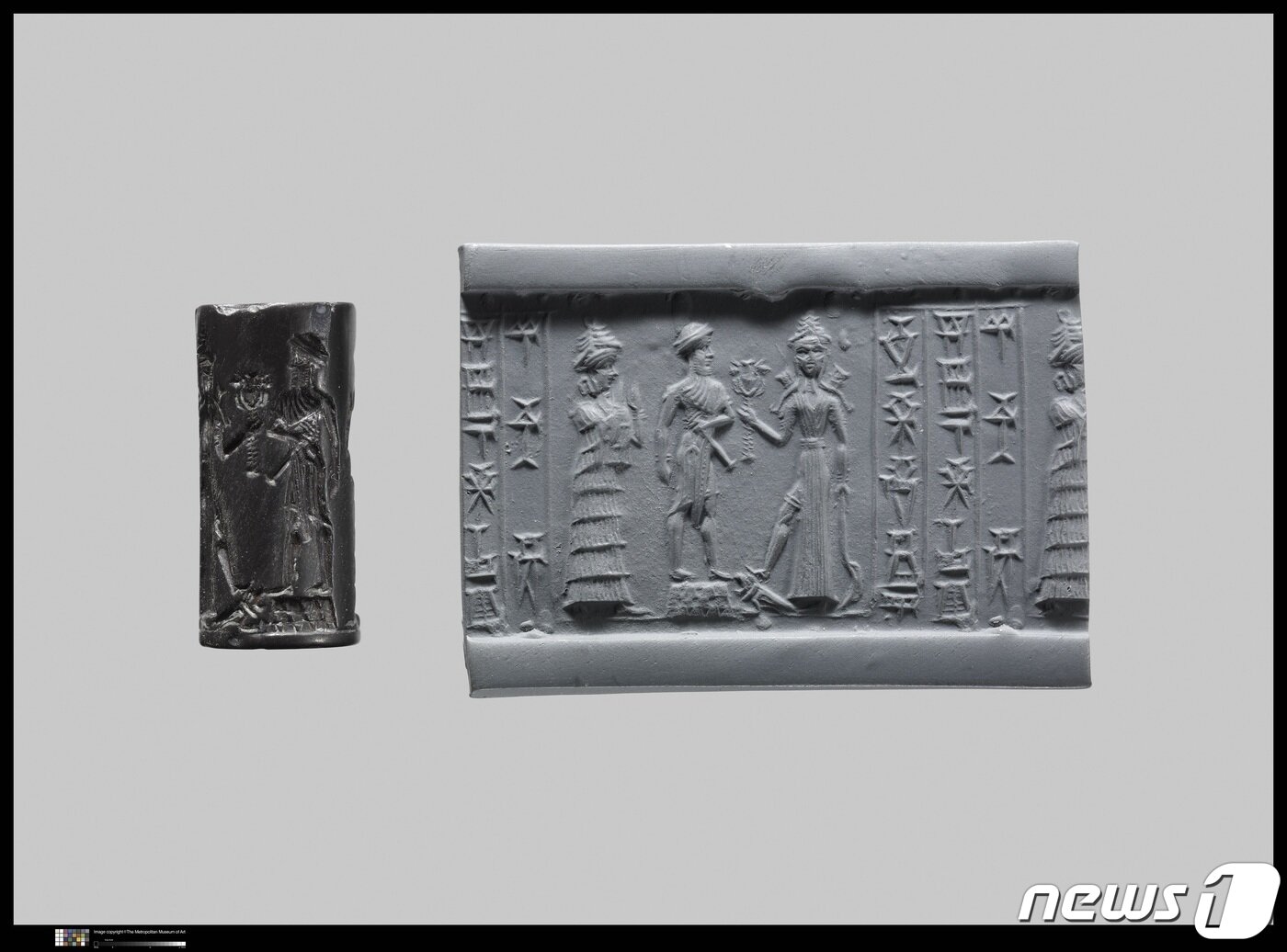 본문 이미지 - 이쉬타르 알현 장면을 묘사한 원통형 인장. 기원전 18~17세기, 고-바빌리 시대 적철광, 높이 2.39㎝ 미국 메트로폴리탄박물관 소장. ⓒ 뉴스1