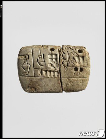 본문 이미지 - 맥아와 보릿가루 수령 내역을 적은 장부. 기원전 약 3100~2900년, 후기 우룩~젬데트 나쯔르 시대 우룩 출토,  점토, 4.5&times;6.85&times;1.6㎝ 미국 메트로폴리탄박물관 소장. ⓒ 뉴스1