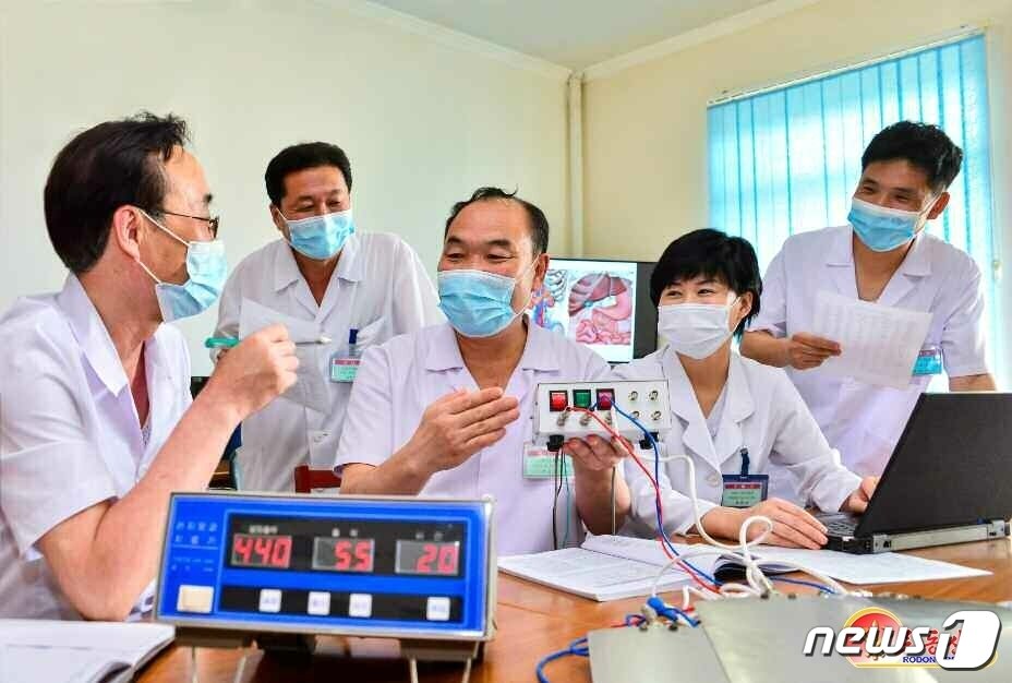 본문 이미지 - &#40;평양 노동신문=뉴스1&#41; = 새로운 의료기구 제작 중인 북한 의료진들.[국내에서만 사용가능. 재배포 금지. DB 금지. For Use Only in the Republic of Korea. Redistribution Prohibited] rodongphoto@news1.kr