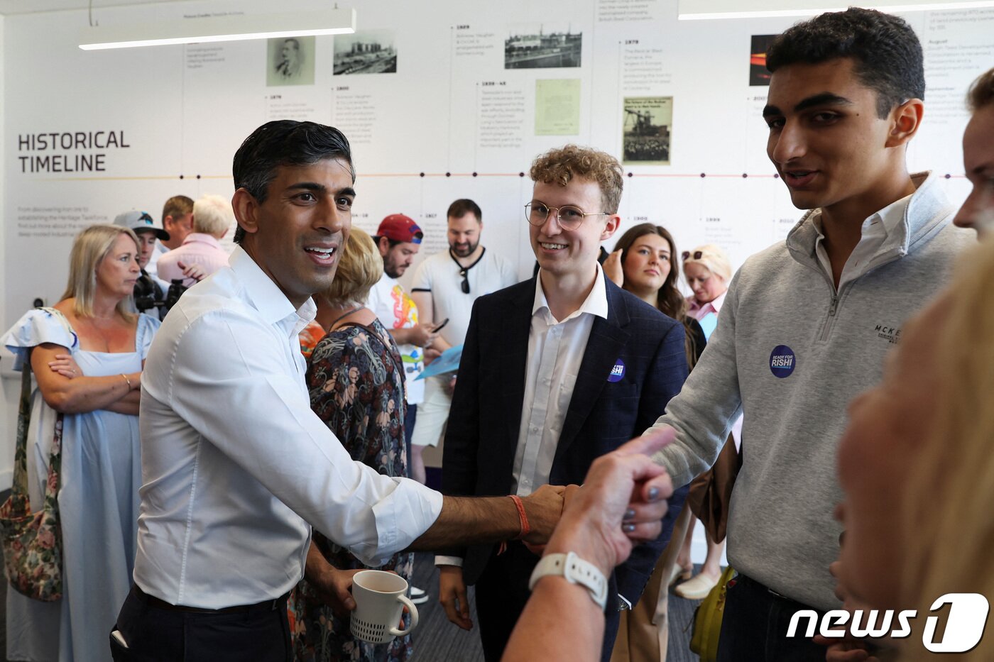본문 이미지 - 리시 수낵 영국 전 재무부 장관이 16일(현지시간) 잉글랜드 북동부 노스요크셔주 티스포트에서 보수당원 및 활동가들을 만나고 있다. 2022.07.16 ⓒ 로이터=뉴스1 ⓒ News1 정윤미 기자