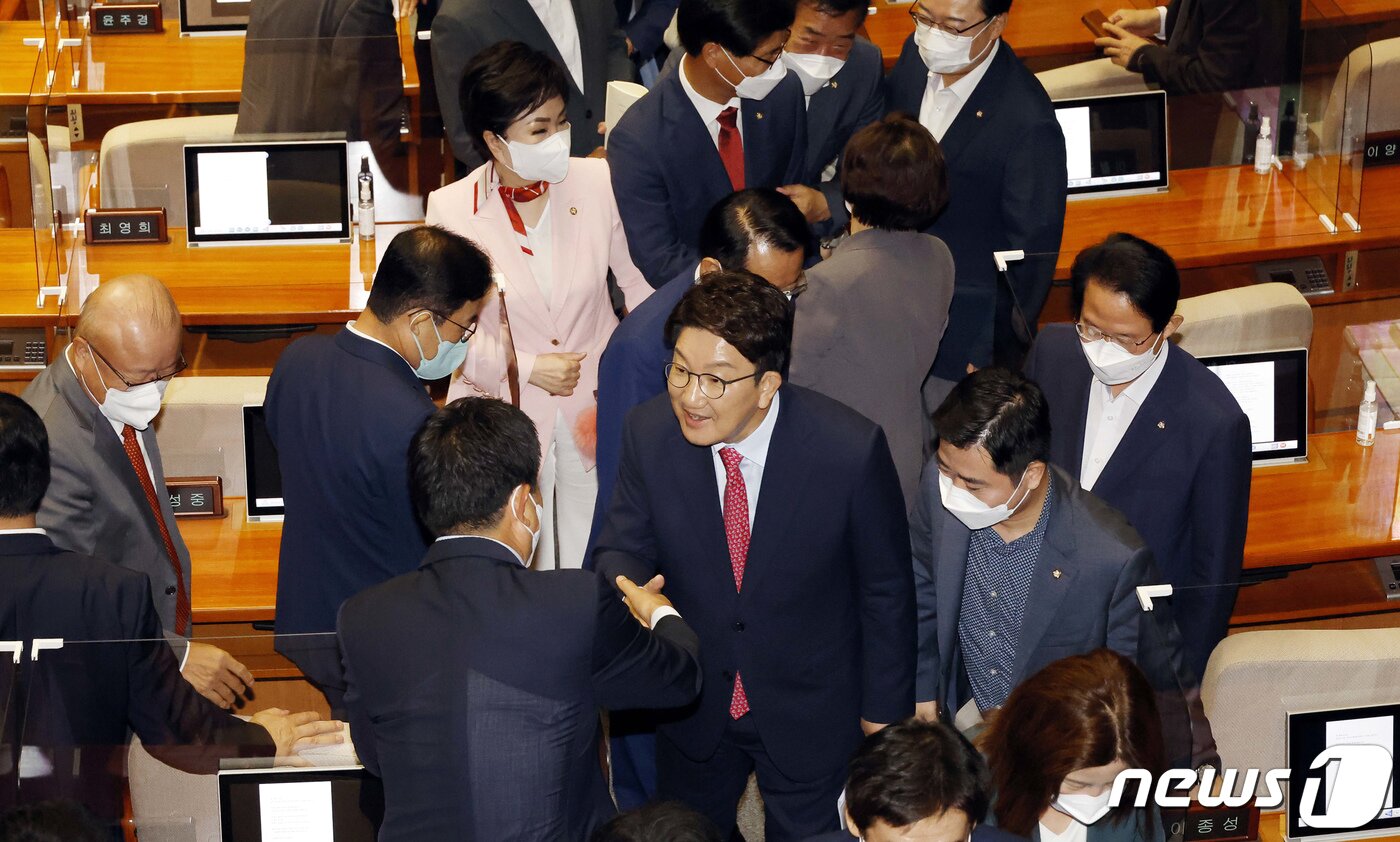 본문 이미지 - 권성동 국민의힘 당대표 직무대행 겸 원내대표가 21일 서울 여의도 국회에서 열린 제398회 국회(임시회) 제3차 본회의에서 국정에 관한 교섭단체대표 연설을 마친 후 동료 의원들과 인사하고 있다. (공동취재) 2022.7.21/뉴스1 ⓒ News1 유승관 기자