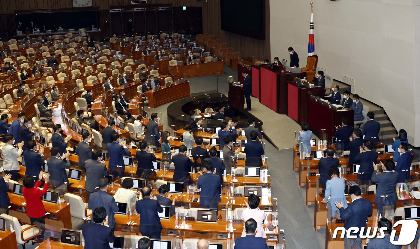 본문 이미지 - 권성동 국민의힘 당대표 직무대행 겸 원내대표가 21일 서울 여의도 국회에서 열린 제398회 국회(임시회) 제3차 본회의에서 국정에 관한 교섭단체대표 연설을 마치자 여당 의원들이 기립박수를 보내고 있다. (공동취재) 2022.7.21/뉴스1 ⓒ News1 유승관 기자