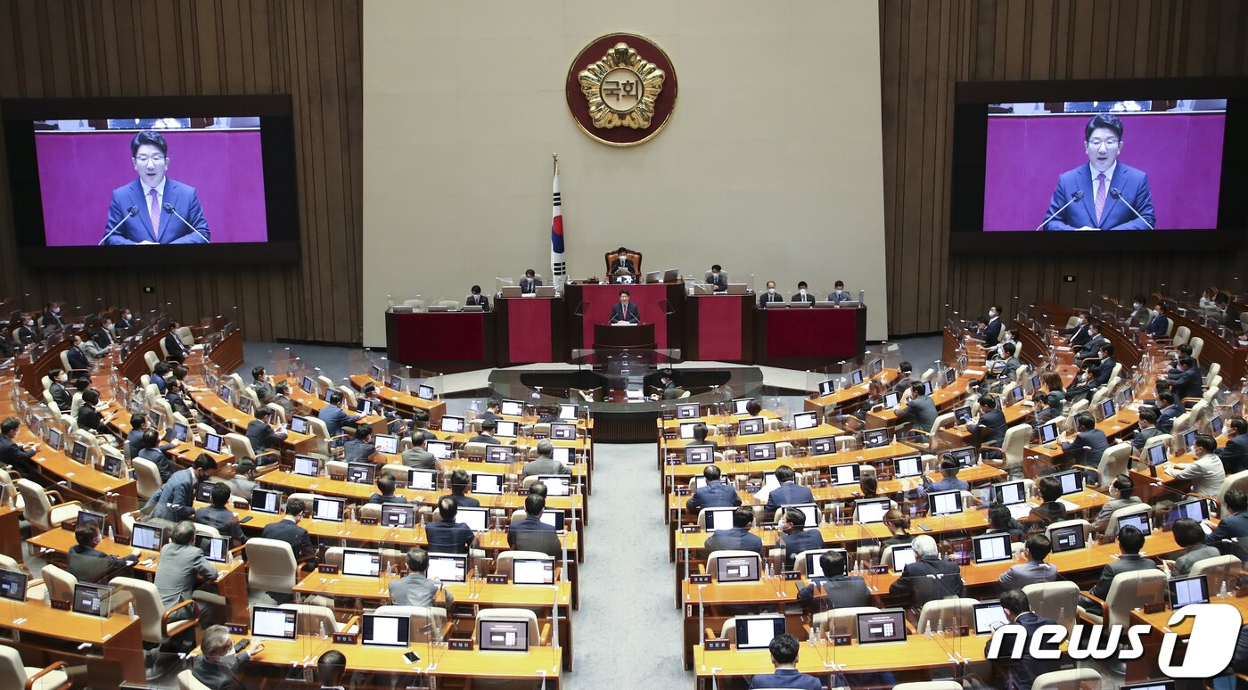 본문 이미지 - 권성동 국민의힘 당대표 직무대행 겸 원내대표가 21일 서울 여의도 국회에서 열린 제398회 국회(임시회) 제3차 본회의에서 국정에 관한 교섭단체대표 연설을 하고 있다. (공동취재) 2022.7.21/뉴스1 ⓒ News1 이재명 기자