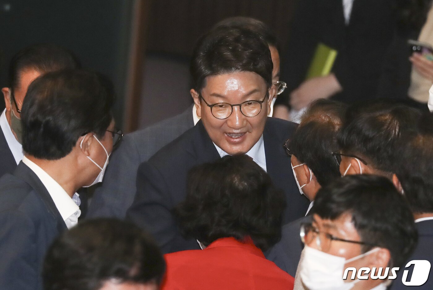본문 이미지 - 권성동 국민의힘 당대표 직무대행 겸 원내대표가 21일 서울 여의도 국회에서 열린 제398회 국회(임시회) 제3차 본회의에서 국정에 관한 교섭단체대표 연설을 마친 후 동료 의원들과 인사하고 있다. (공동취재) 2022.7.21/뉴스1 ⓒ News1 이재명 기자