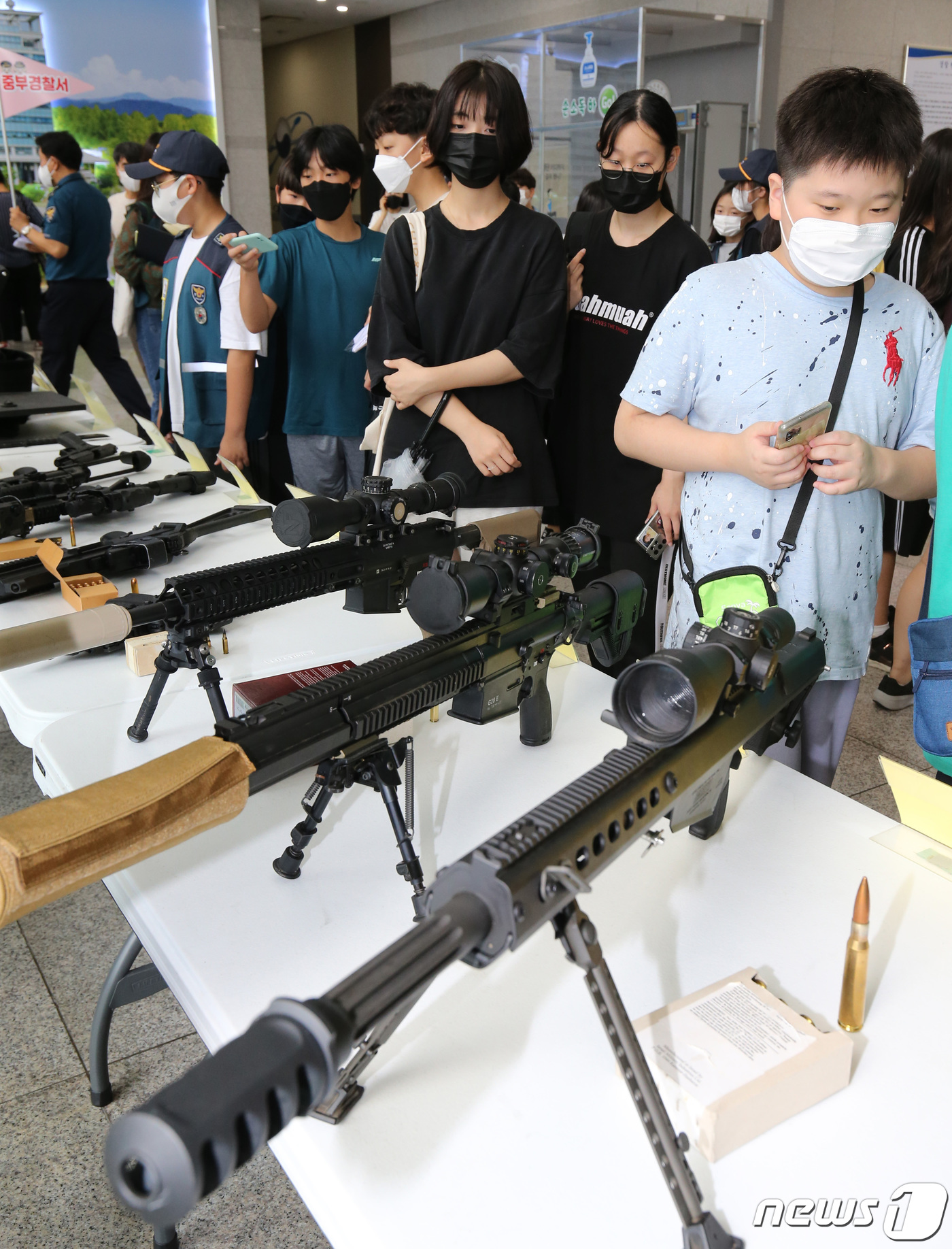 (대전=뉴스1) 김기태 기자 = 21일 오전 대전지방경찰청에서 열린 대전경찰과 함께하는 청소년 초청 축제에 참가한 어린이들이  경찰특공대원들이 사용하는 무기 전시를 관람하고 있다. …