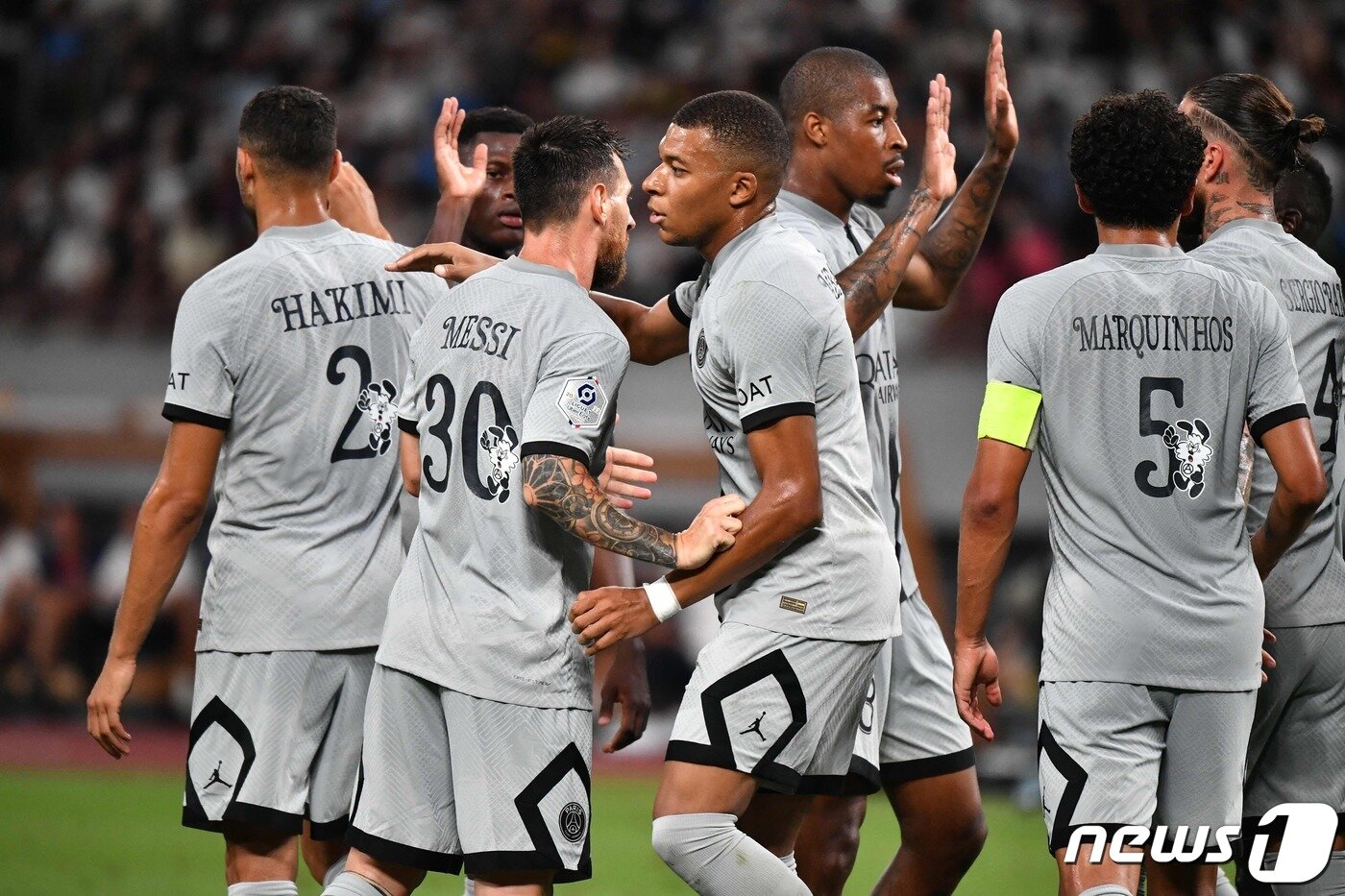 본문 이미지 - 20일 열린 PSG-가와사키전에는 메시, 음바페, 마르퀴뇨스, 네이마르 등 슈퍼스타들이 총출동하며 흥행면에서 대성공을 거뒀다. ⓒ AFP=뉴스1