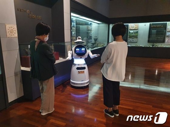 의령군 의병박물관이 인공지능 전시해설 로봇을 도입해 23일부터 본격 운영에 들어간다.(의령군 제공)© 뉴스1