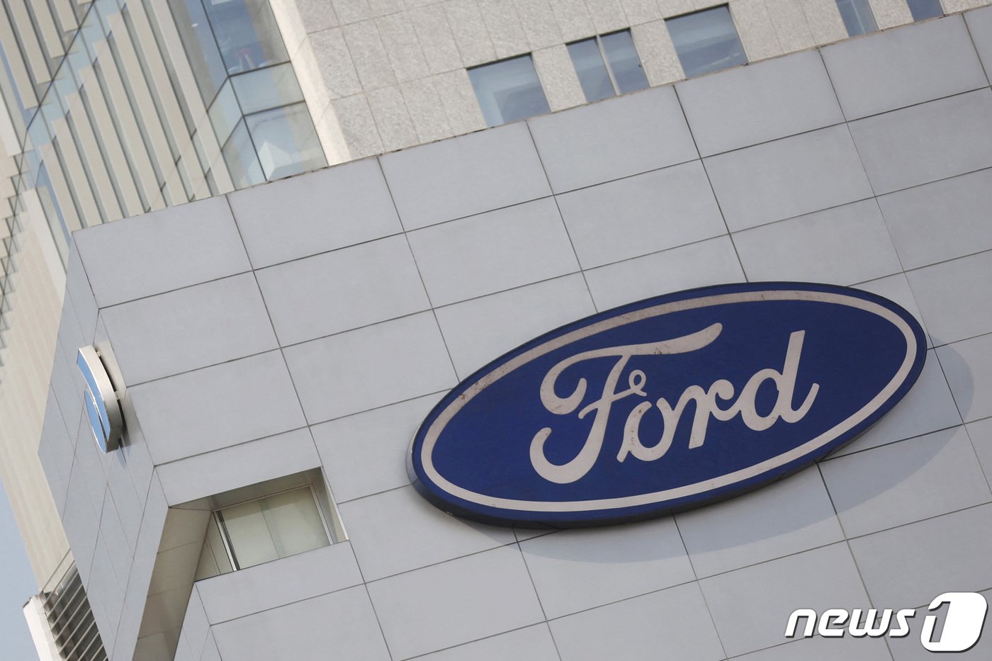 본문 이미지 - 미국 자동차 제조업체 포드 로고. ⓒ 로이터=뉴스1 ⓒ News1 김민수 기자