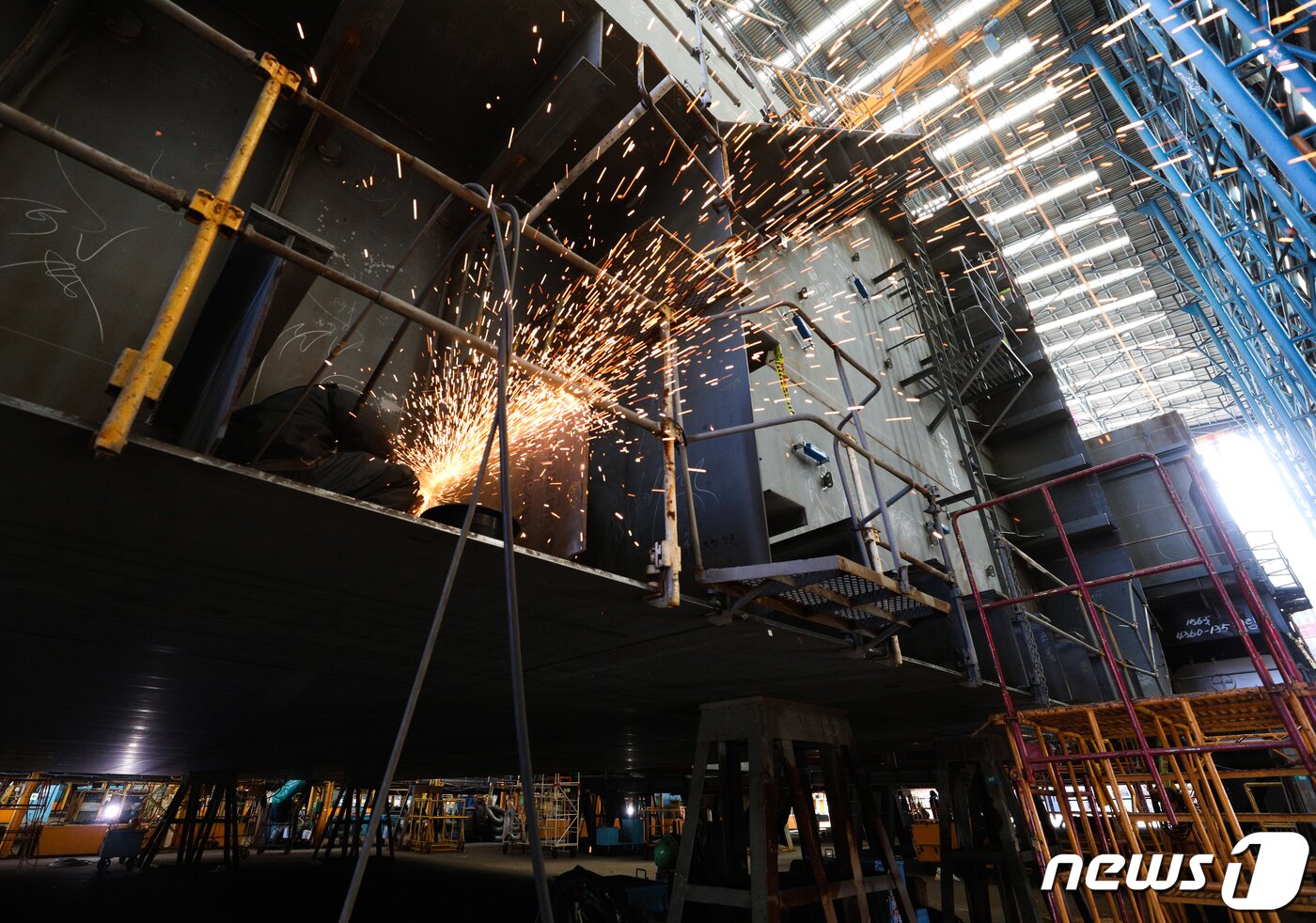 본문 이미지 - 21일 오후 경남 거제시 대우조선해양 옥포조선소에서 한 노동자가 용접을 하고 있다. 2022.7.21/뉴스1 ⓒ News1 신웅수 기자