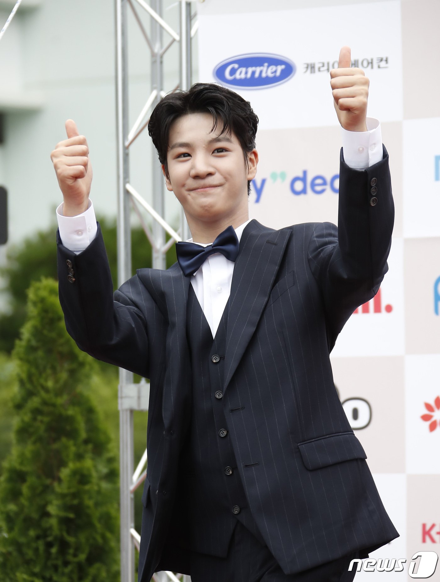 본문 이미지 - 가수 정동원이 21일 오후 서울 중구 크레스트72에서 열린 '2022 방송광고 페스티벌' 시상식에서 엄지를 치켜들고 있다. 2022.7.21/뉴스1  ⓒ News1 권현진 기자