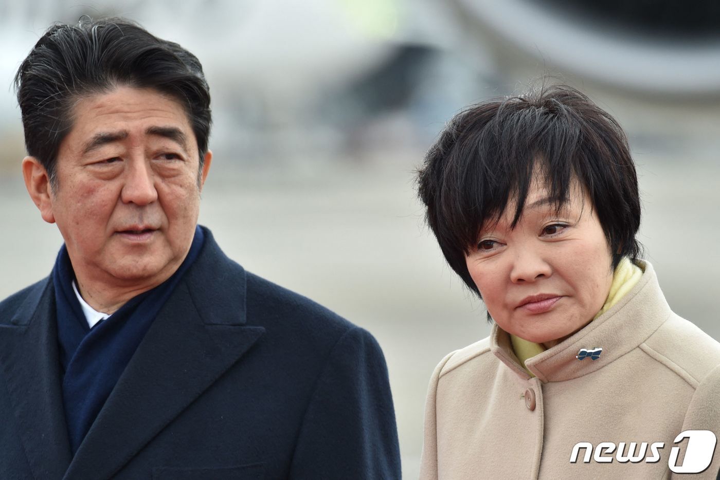 본문 이미지 - 아베 신조 전 일본 총리와 아내인 아베 아키에. 2017.02.28/뉴스1 ⓒ AFP=뉴스1 ⓒ News1 김민수 기자