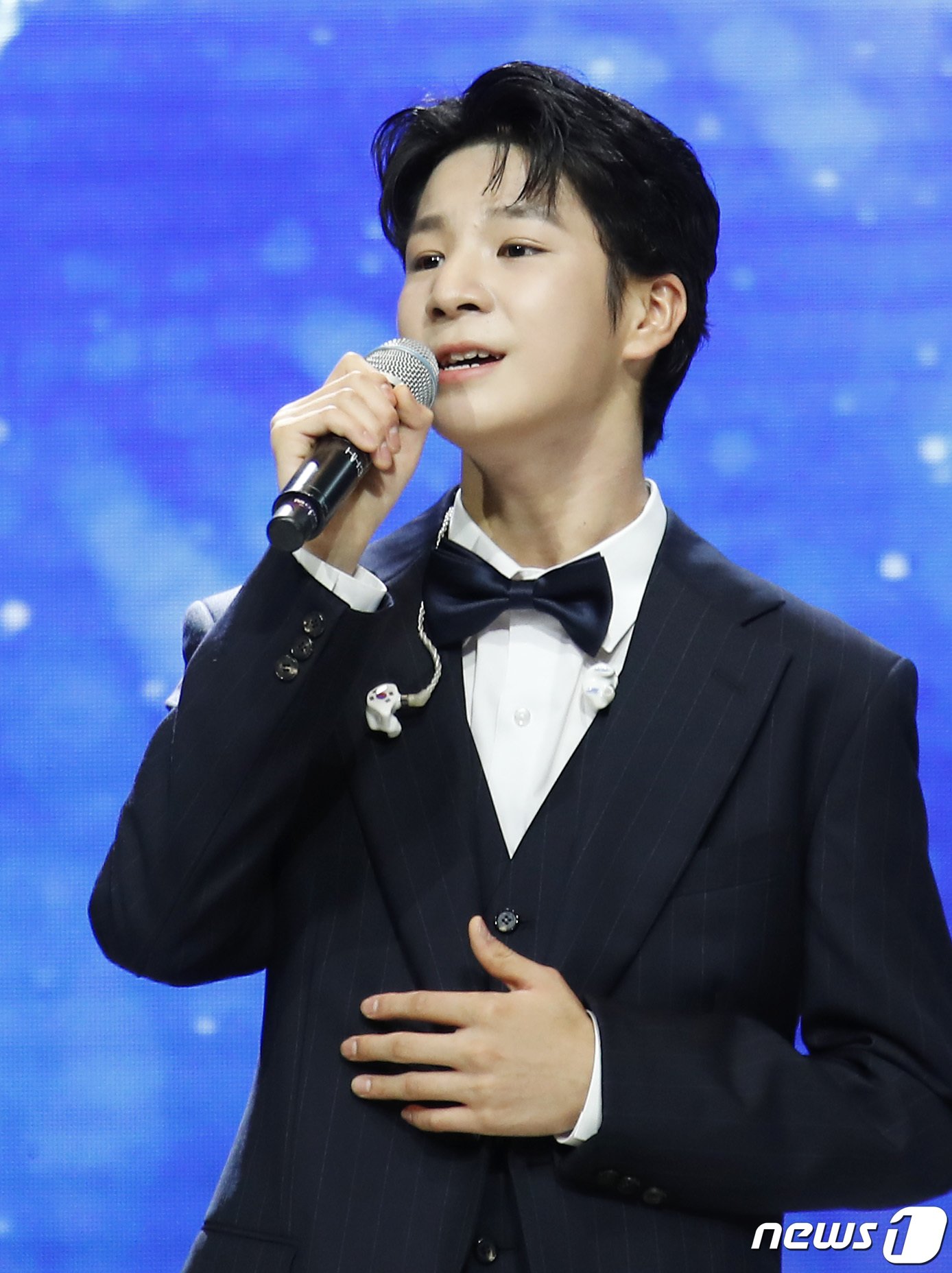 본문 이미지 - 가수 정동원이 21일 오후 서울 중구 크레스트72에서 열린 '2022 방송광고 페스티벌' 시상식에서 축하 공연을 선보이고 있다.. 2022.7.21/뉴스1 ⓒ News1 권현진 기자