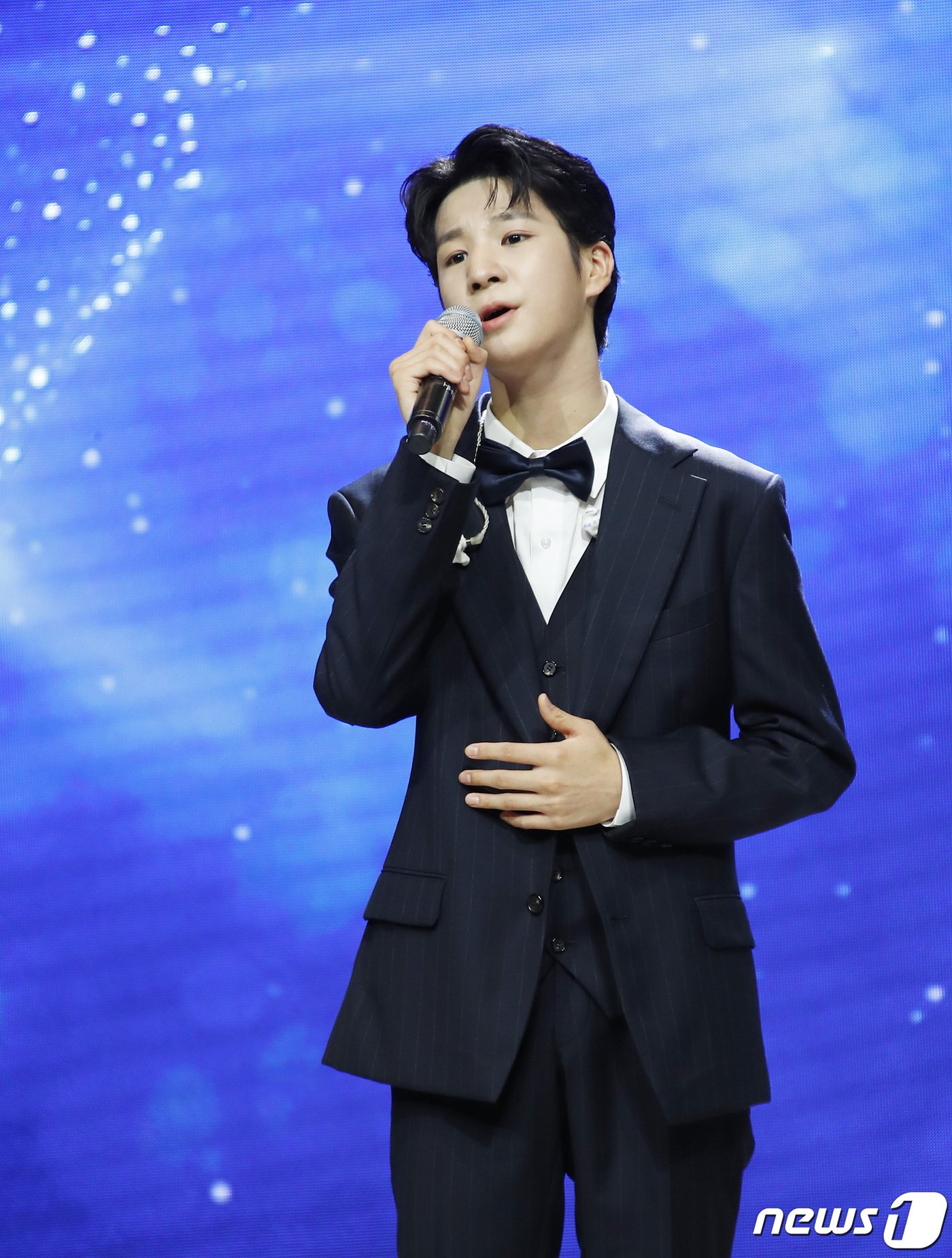 본문 이미지 - 가수 정동원이 21일 오후 서울 중구 크레스트72에서 열린 '2022 방송광고 페스티벌' 시상식에서 축하 공연을 선보이고 있다.. 2022.7.21/뉴스1 ⓒ News1 권현진 기자