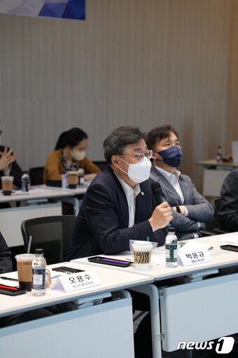 본문 이미지 - 과학기술정보통신부는 21일 박윤규 제2차관 주재로 '제5차 디지털 국정과제 연속 현장 간담회'를 진행했다.(과기정통부 제공) ⓒ 뉴스1