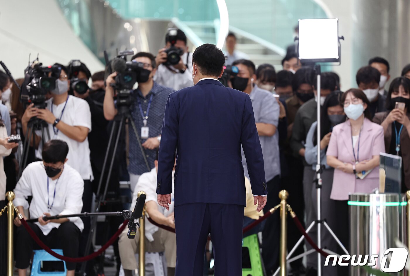 본문 이미지 - 윤석열 대통령이 7월22일 용산 대통령실 청사에서 열린 출근길 약식 기자회견(도어스테핑)에서 취재진의 질문에 답하고 있다. (대통령실 제공) 2022.7.22/뉴스1 ⓒ News1 오대일 기자