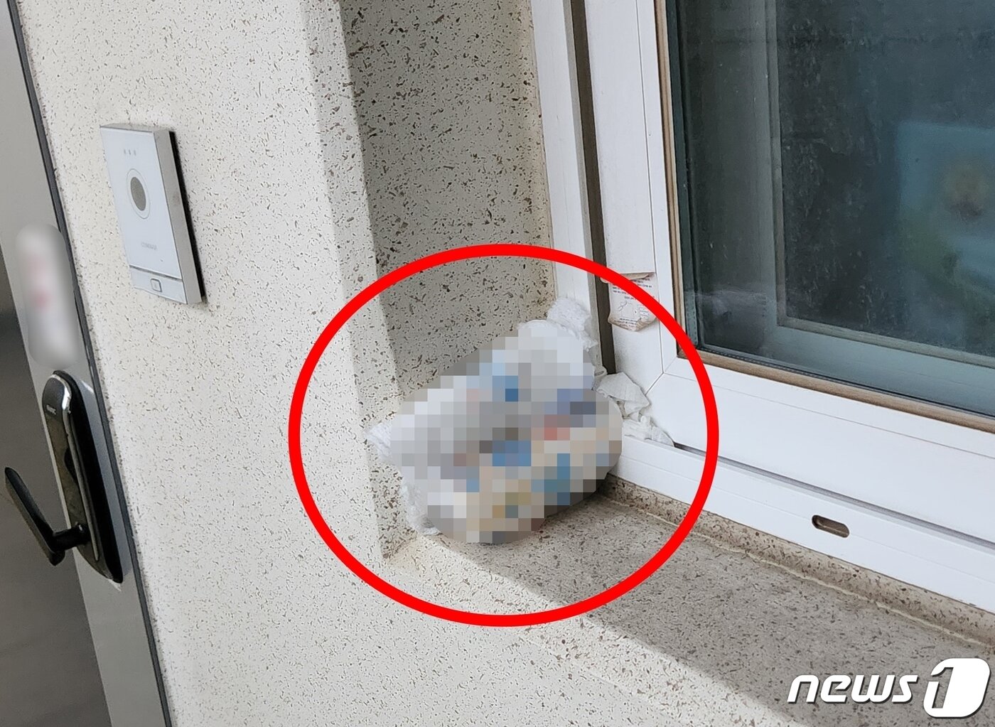 본문 이미지 - 이웃집은 창틀에 아기 기저귀를 올려놓기도 했다. (온라인 커뮤니티 갈무리) ⓒ 뉴스1